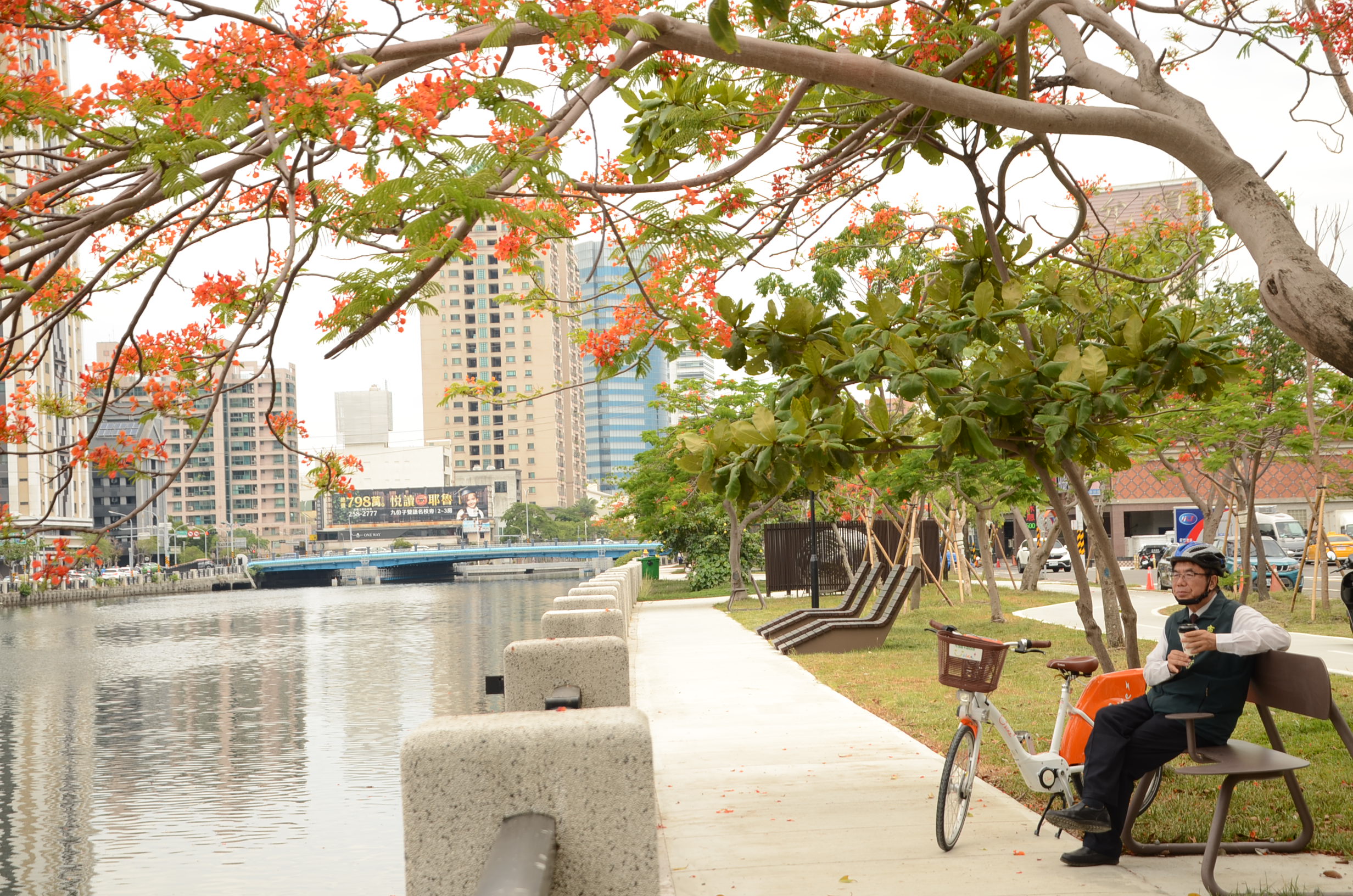 ▲在運河旁自行車道騎YouBike，還能悠閒喝咖啡賞景（圖／記者 楊子安 翻攝）