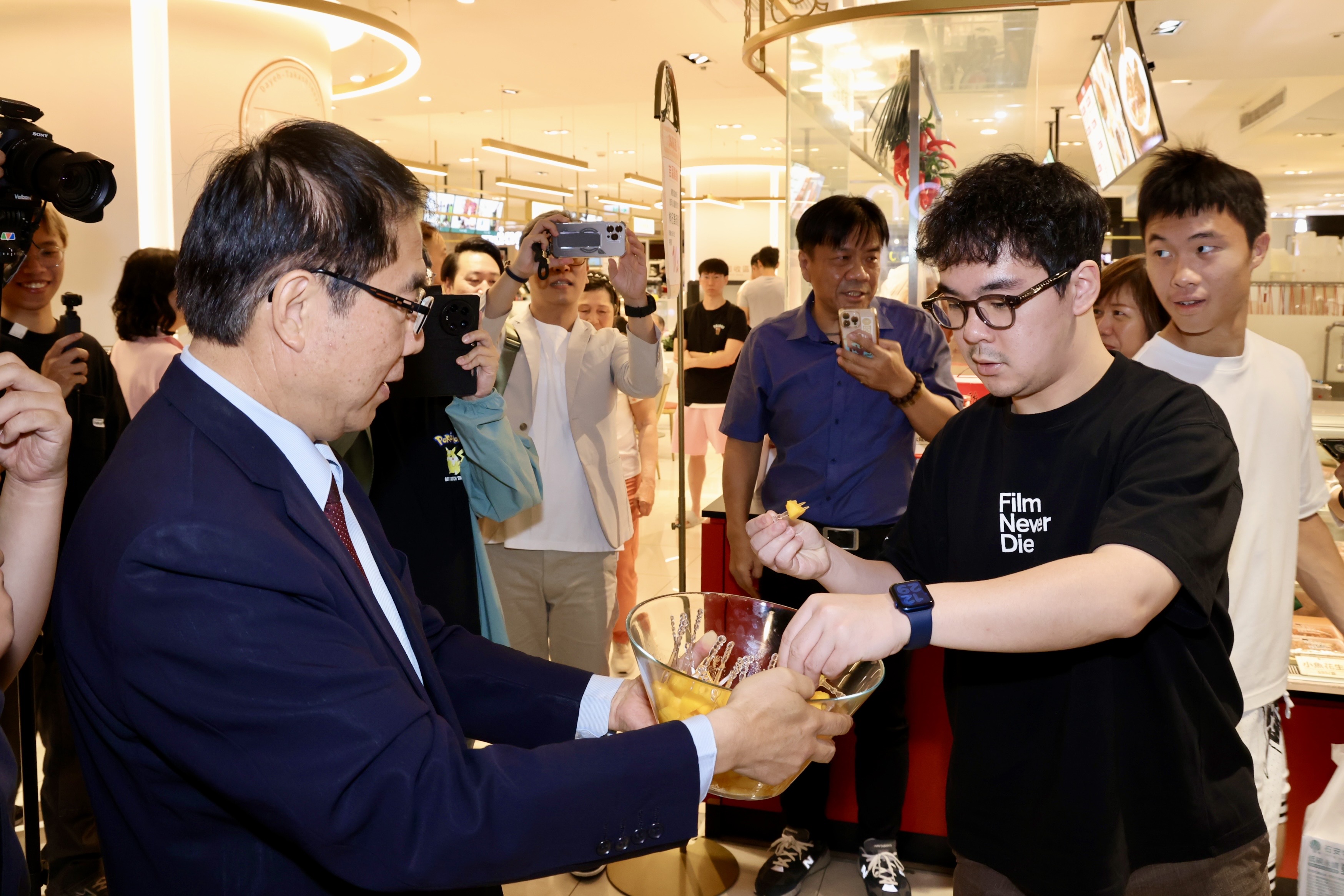 ▲市長黃偉哲於大葉髙島屋活動現場親自分送香甜愛文芒果,與民眾熱情互動,推廣臺南優質農產魅力。(圖/台南市府提供)