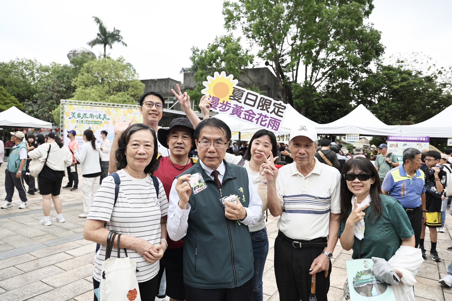 ▲市長黃偉哲親自到場與民眾互動合影，現場氣氛熱絡。（圖／台南市政府提供）