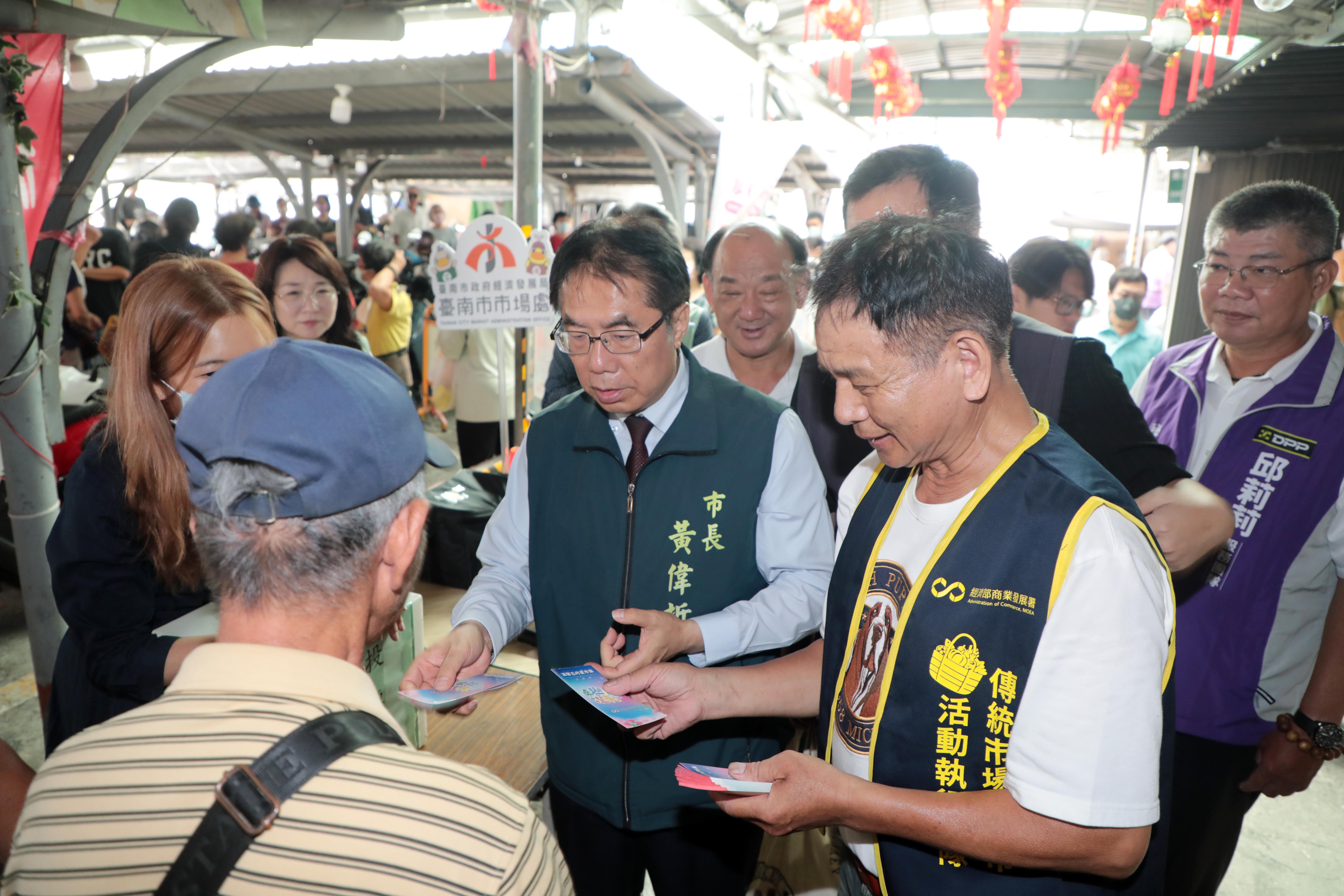 ▲黃偉哲市長今(30)日前往百年指標市場「東菜市」發放限量的「星市集套票」，並與市民熱情互動。（圖／台南市政府提供）