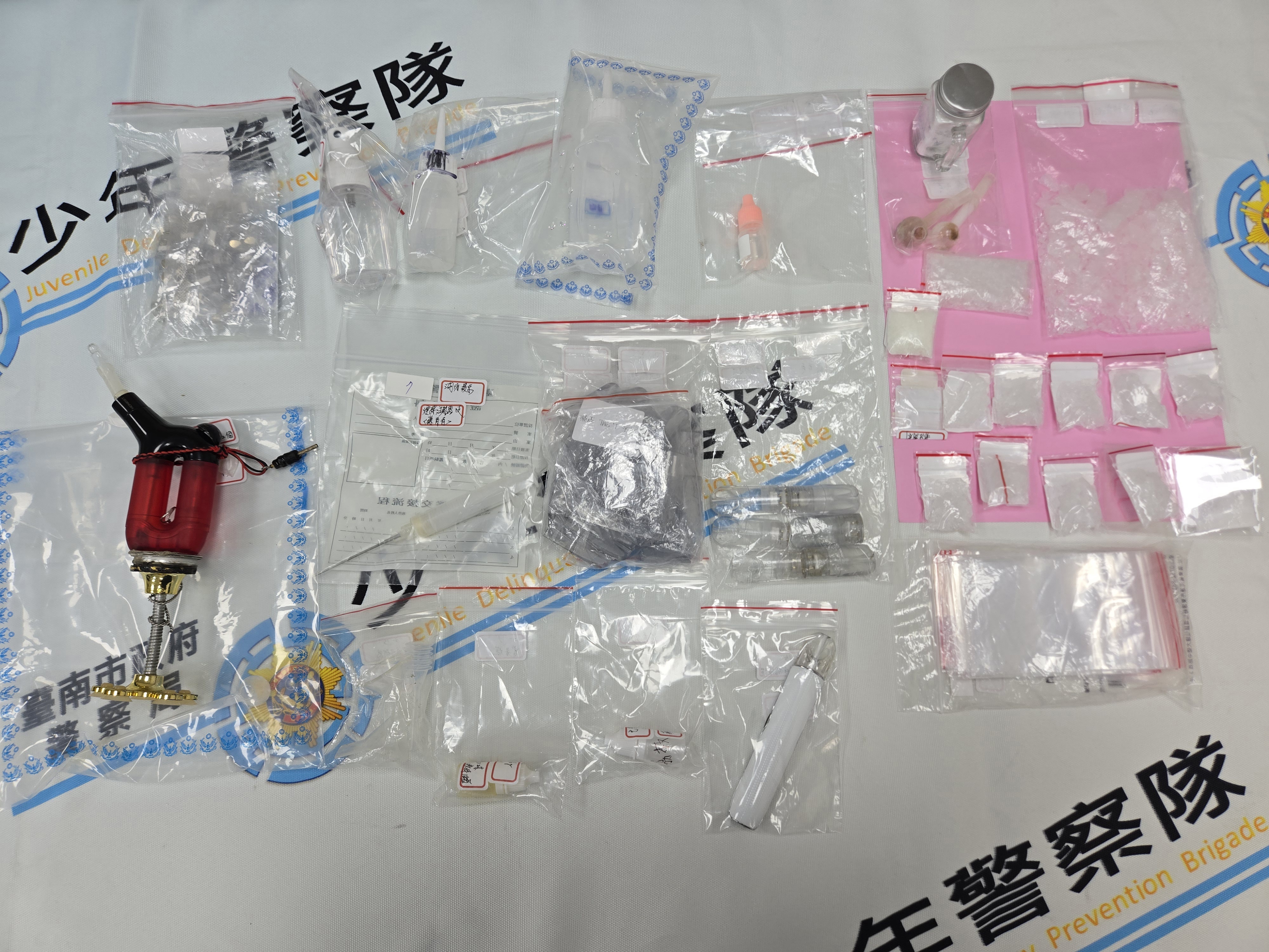 ▲行動外送販毒遭破獲，台南警起獲海洛因與依托咪酯逾百萬。（圖／記者 楊子安 翻攝）