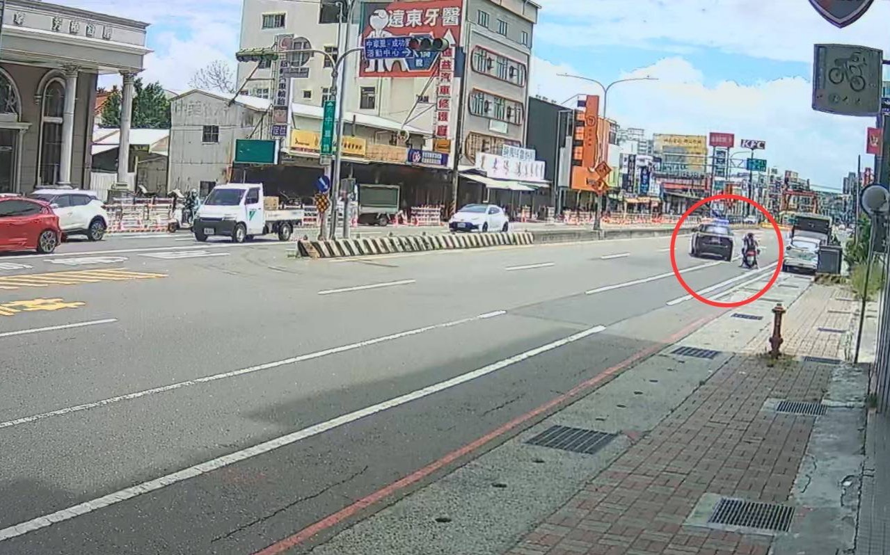 ▲中午車流尖峰,永康警迅速開道爭取黃金治療時間。(圖/記者 楊子安 翻攝)