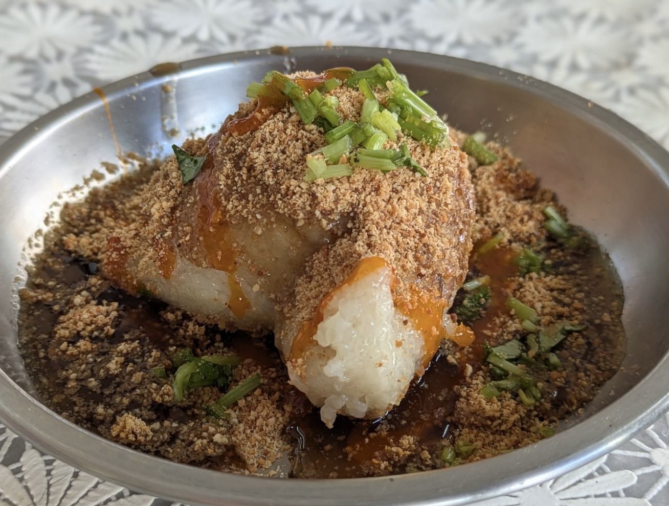▲臺南傳統市場販售的素粽，採古早作法，以糯米包裹豐富內餡並淋上醬汁與花生粉，展現粽子極富層次的風味。（圖／台南市經發局提供）