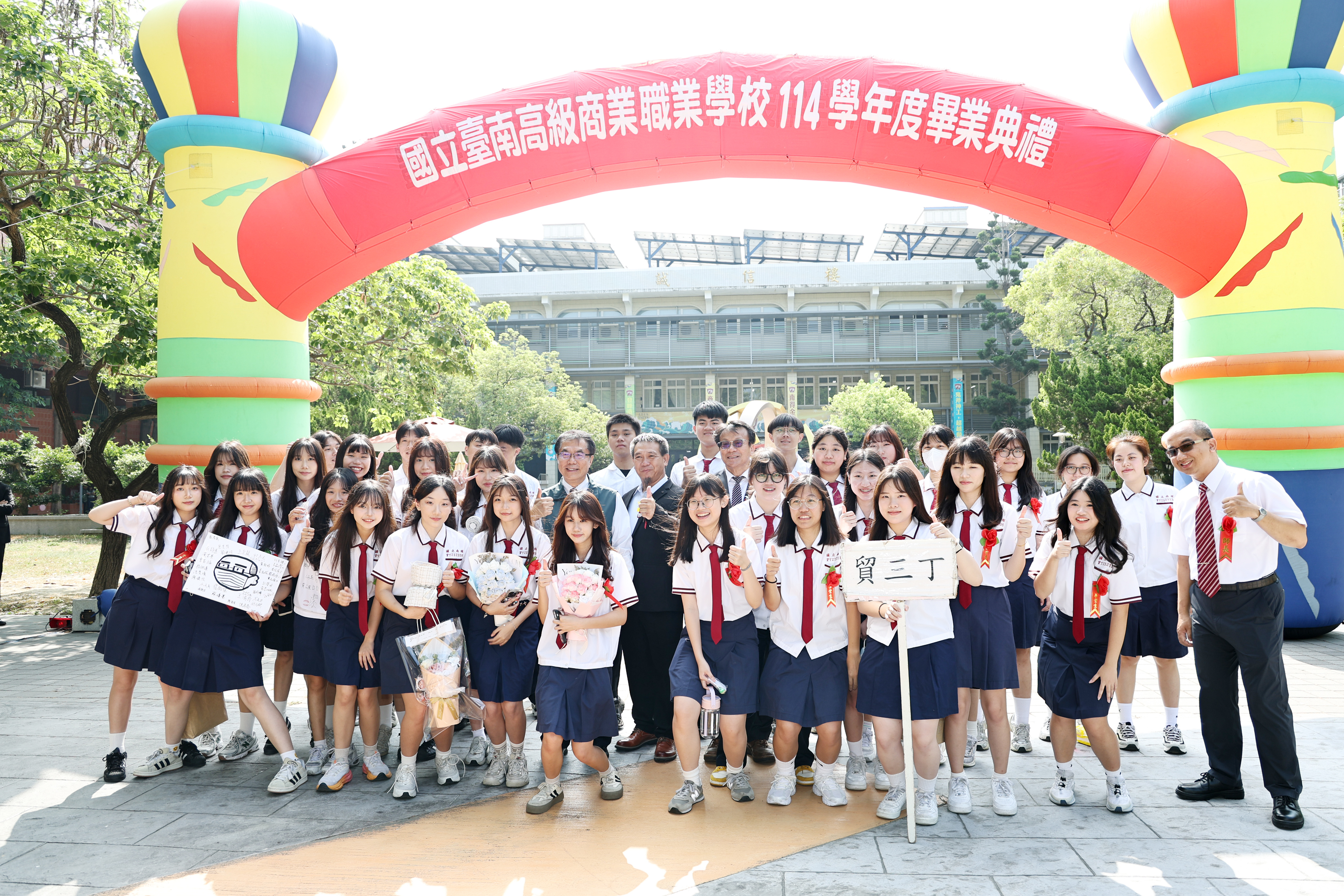 ▲台南高商114學年度畢業典禮，黃偉哲特別蒞臨祝福畢業學生鵬程萬里。（圖／台南市政府提供）