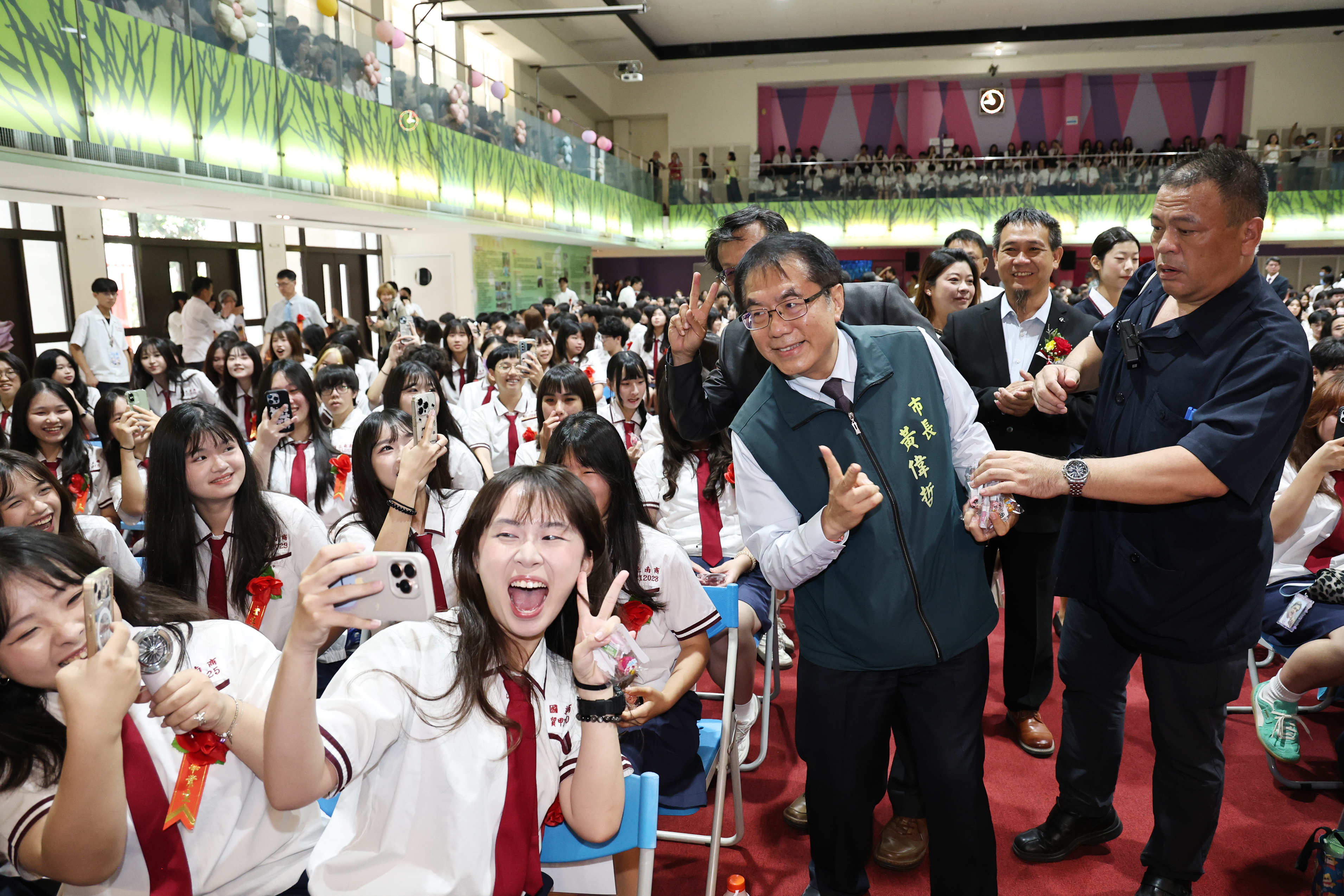 ▲黃偉哲現身台南高商114學年度畢業典禮，同學們高興得搶與市長拍照留念。（圖／台南市政府提供）