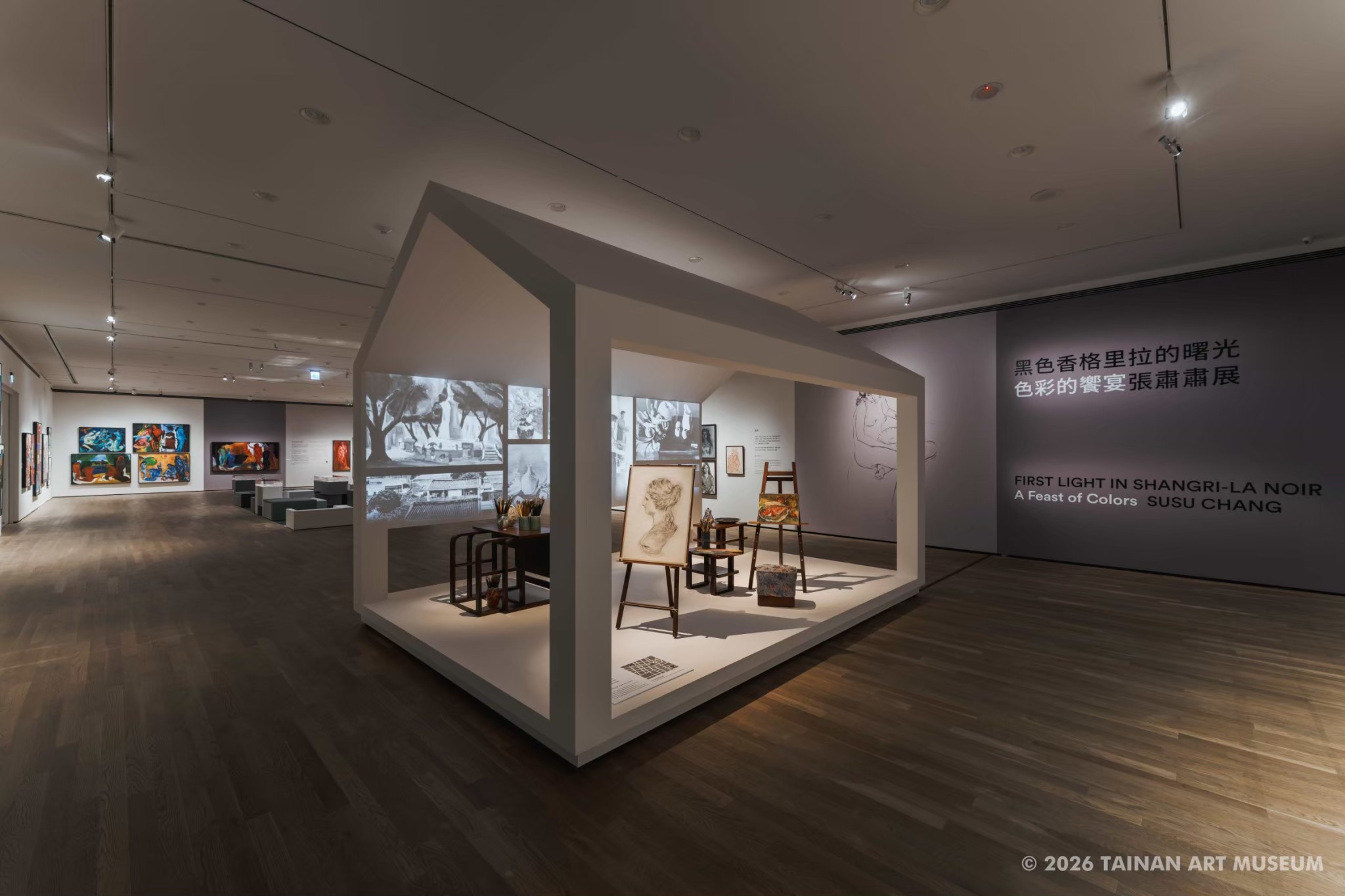 ▲南美館展覽室A與工作坊空間現正展出「黑色香格里拉的曙光-色彩的饗宴:張肅肅展」。(圖/臺南市美術館提供)