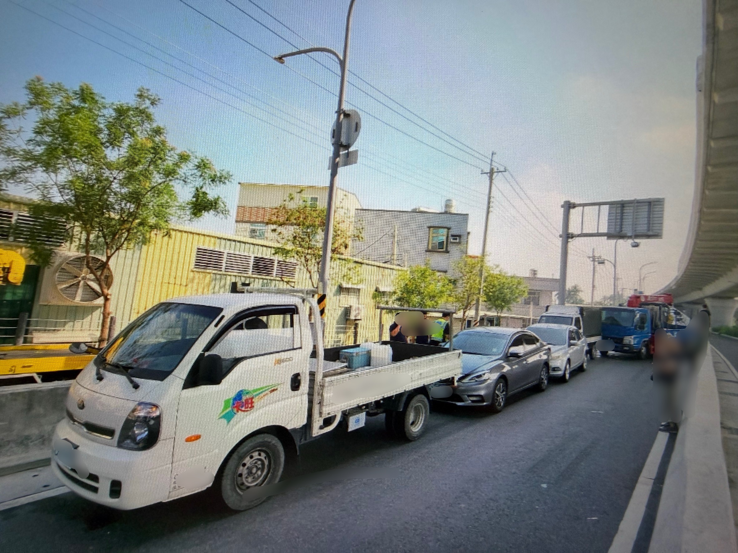 ▲大貨車疑煞車不及,北外環下匝道6車追撞。(圖/記者 楊子安 翻攝)