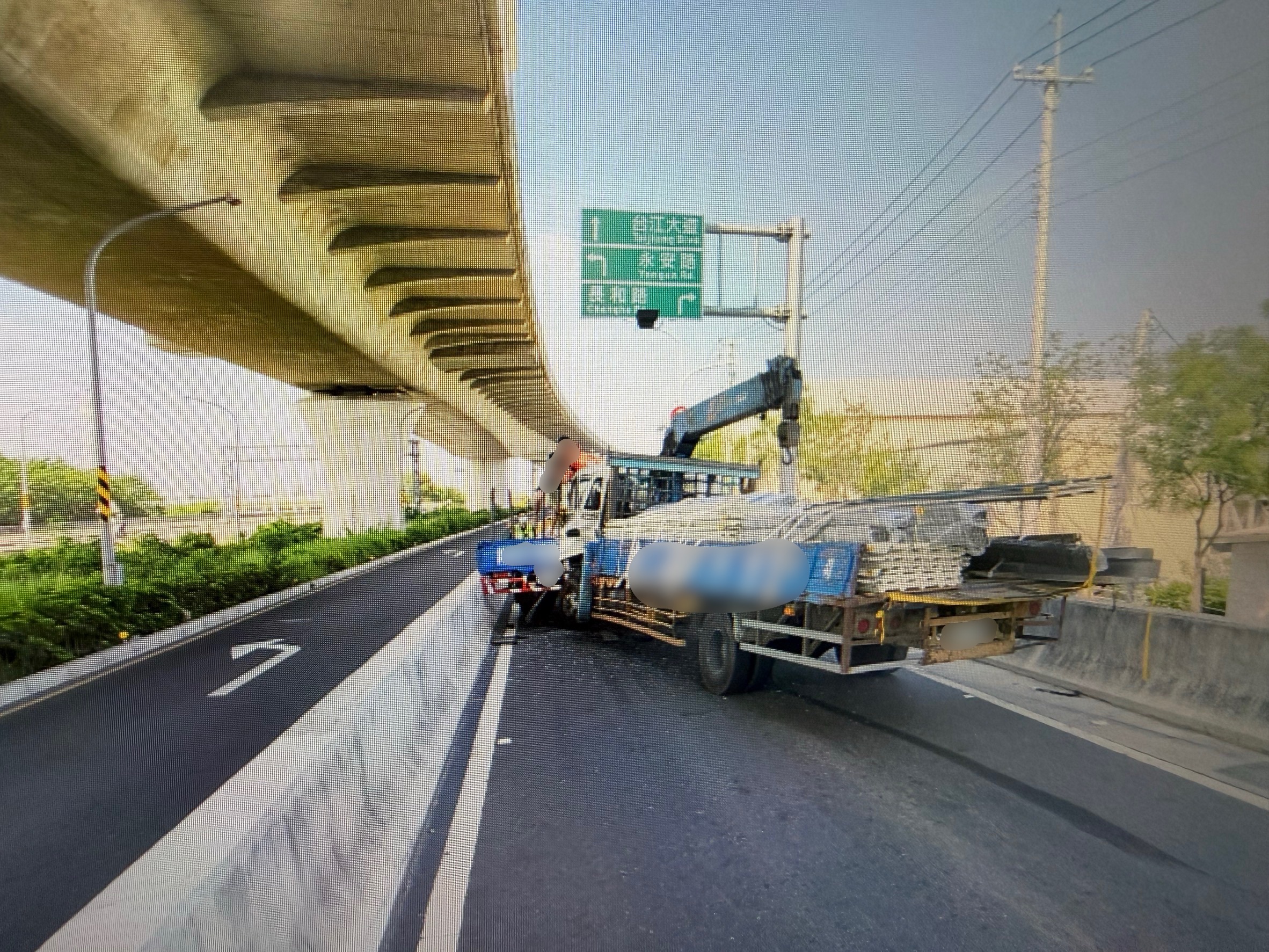 ▲大貨車疑煞車不及,北外環下匝道6車追撞。(圖/記者 楊子安 翻攝)