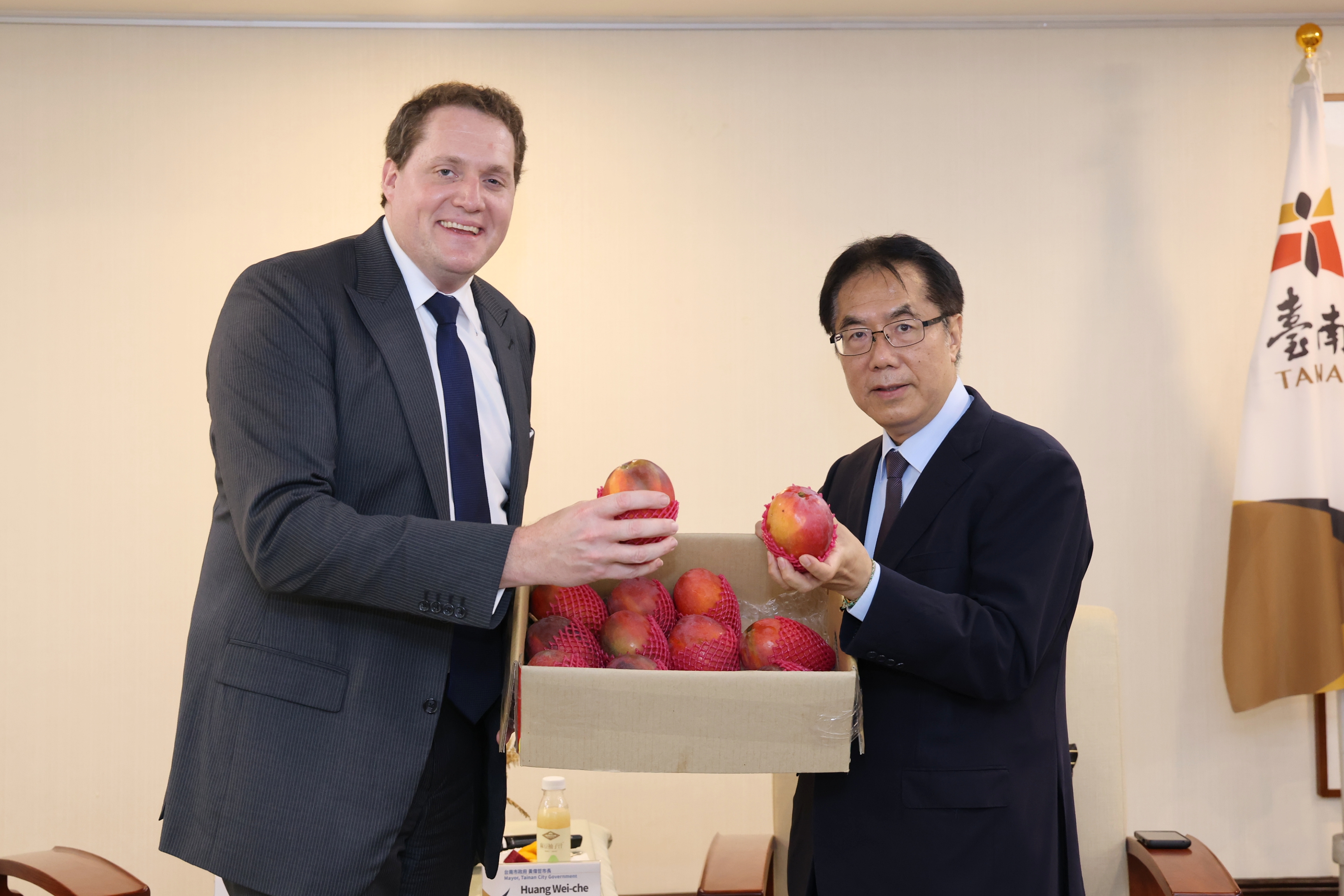 ▲台南市長黃偉哲贈送愛文芒果給張子霖處長，並表示台南永遠歡迎他。（圖／台南市政府提供）