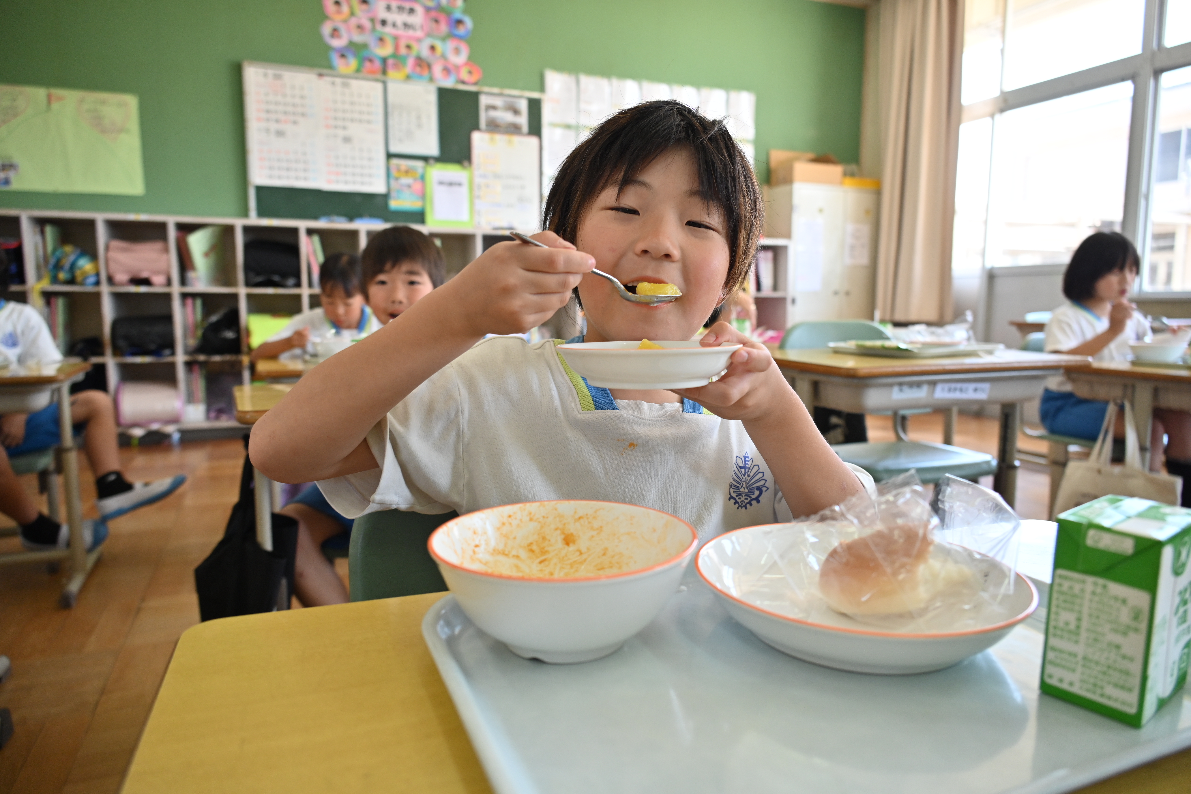 ▲宇佐市學童大塊朵頤營養午餐特製的「鳳梨杏仁」。（圖／台南市政府提供）