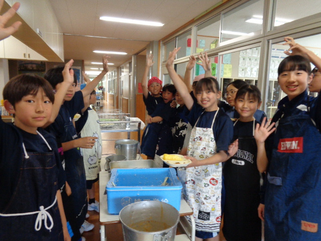 ▲本庄市兒玉中學校營養午餐享用台南鳳梨。（圖／台南市政府提供）