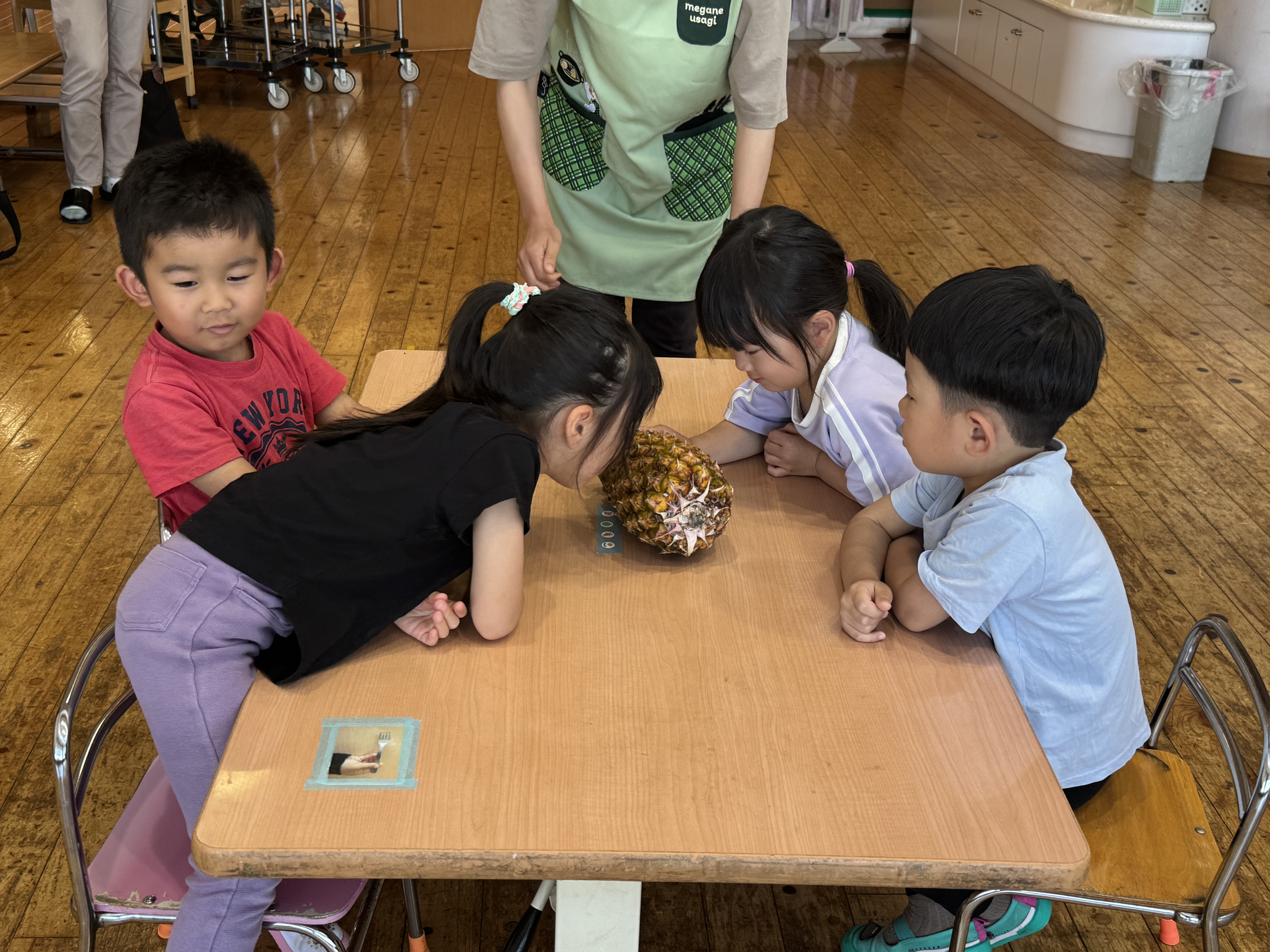 ▲別府市安排幼稚園小朋友們在享用前先認識台南鳳梨。（圖／台南市政府提供）