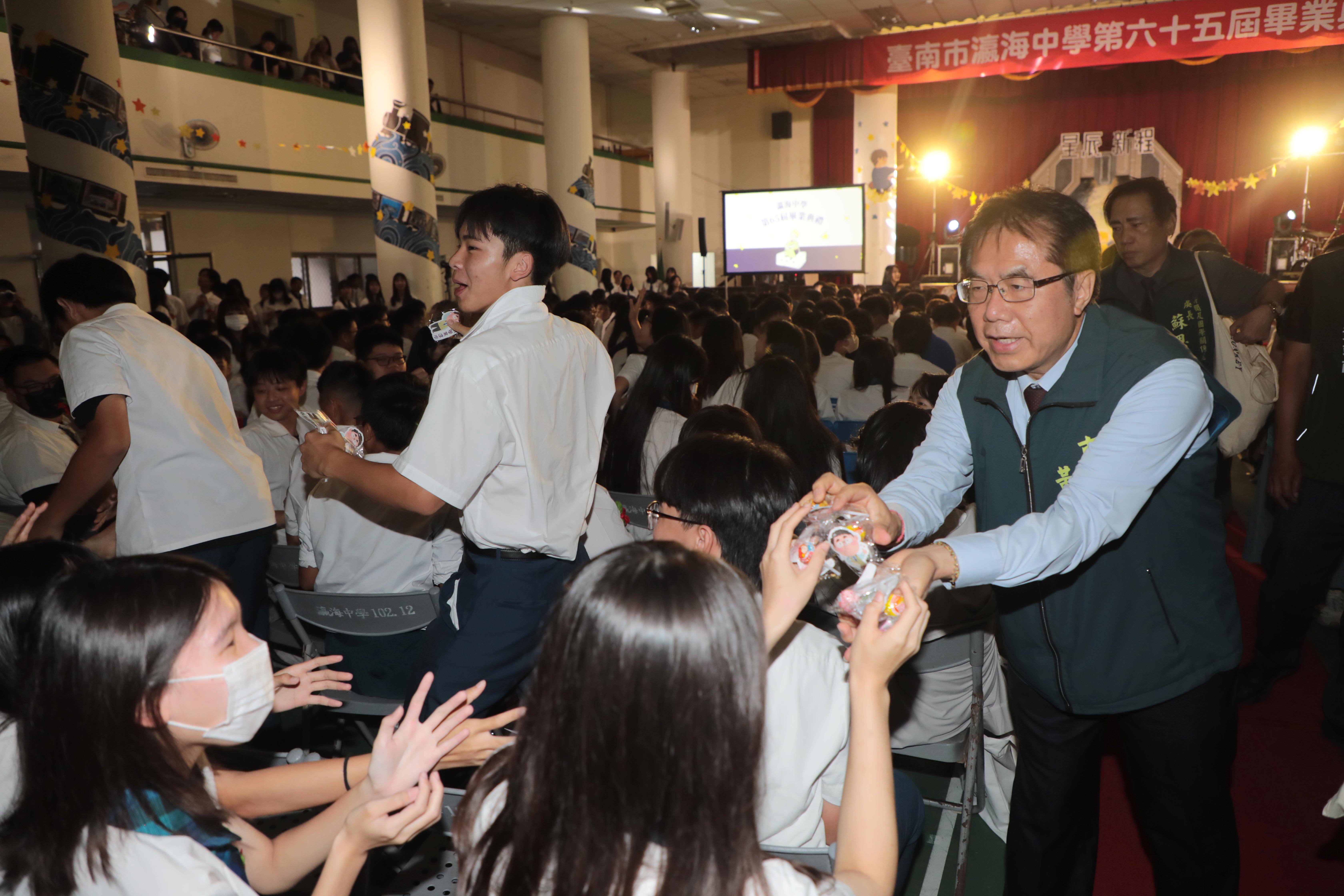 ▲台南市長黃偉哲前往瀛海中學參加畢業典禮,為即將邁向人生下一階段的學子們獻上誠摯祝福。(圖/記者 楊子安 攝)