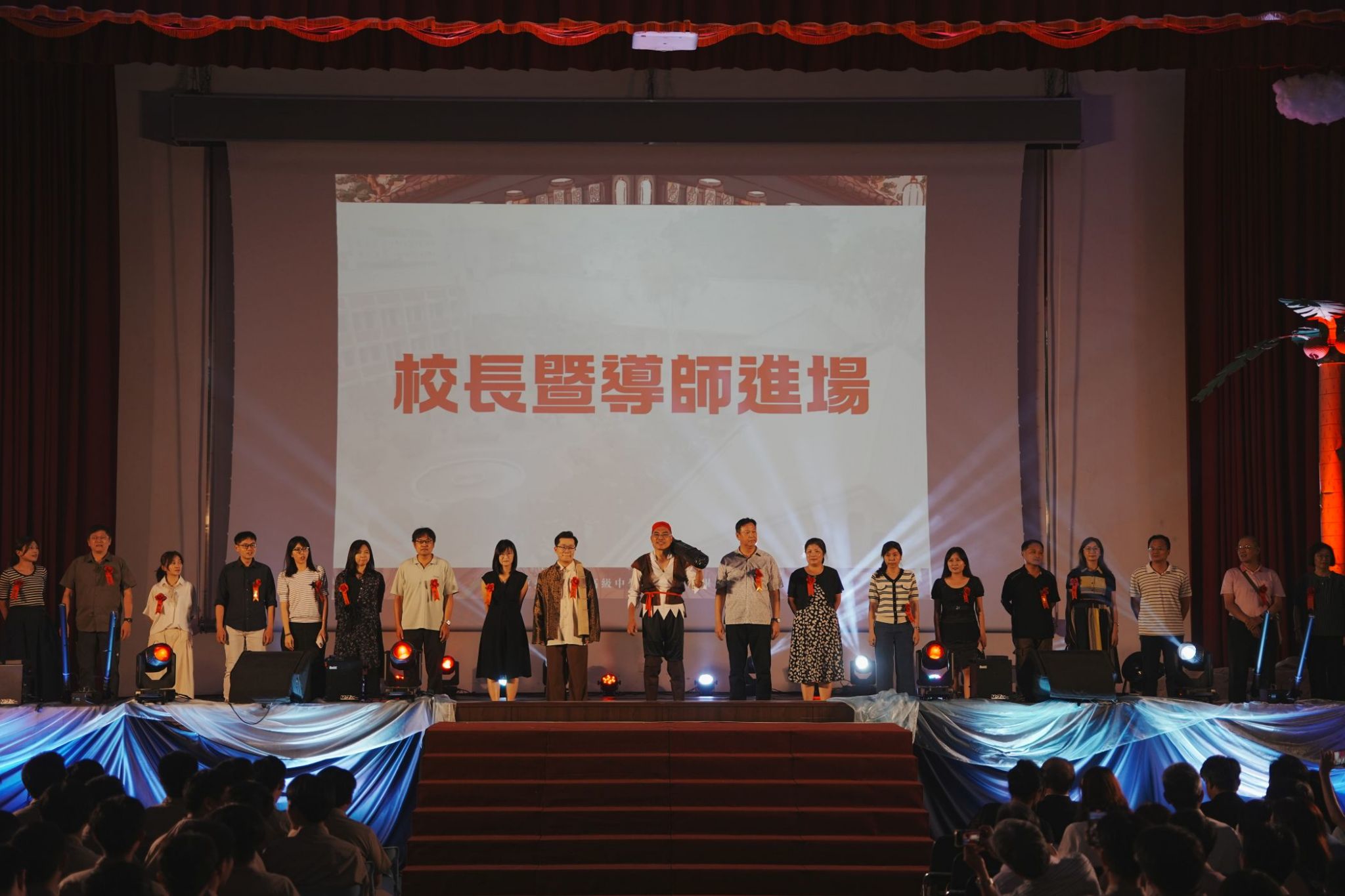 ▲臺南一中校長廖財固(中)化身《神鬼奇航》船長,帶領畢業生完成一趟青春冒險航程。(圖/臺南一中提供)