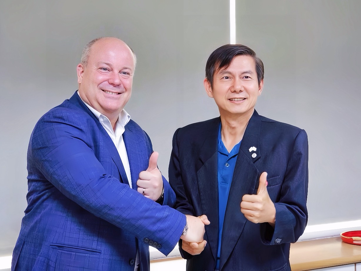 ▲總經理ChrisRoberts與觀光旅遊局局長林國華合影。(圖/台南市觀光旅遊局提供)