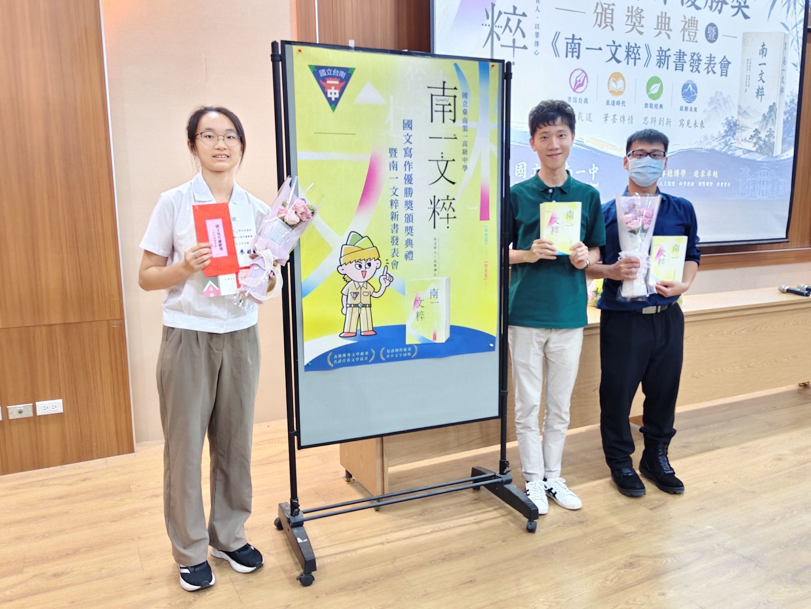 ▲《南一文粹》由楊子賢老師（右二，穿綠色衣服者）主編，臺南一中國文科教學研究會規劃。（圖／臺南一中提供）
