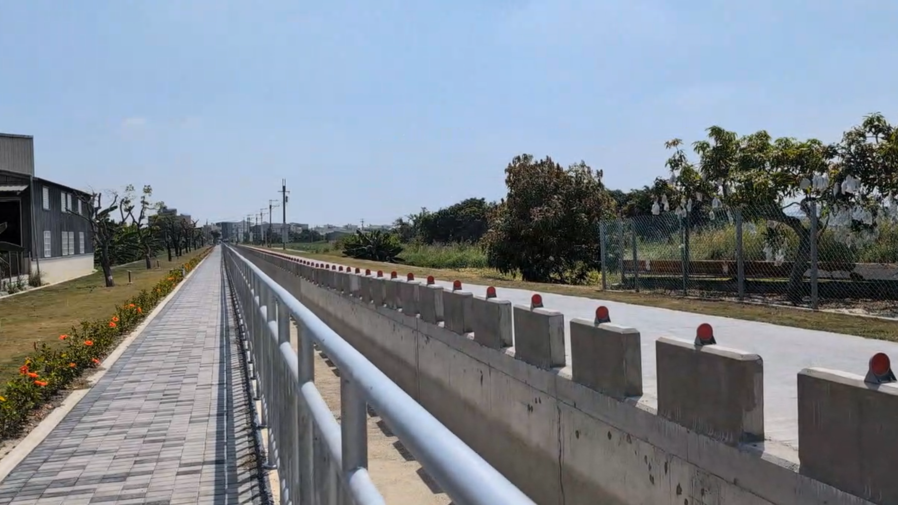 ▲東側完工西側待建，陳亭妃爭取3千萬打造海寮分線綠色廊帶。（圖／記者 楊子安 翻攝）