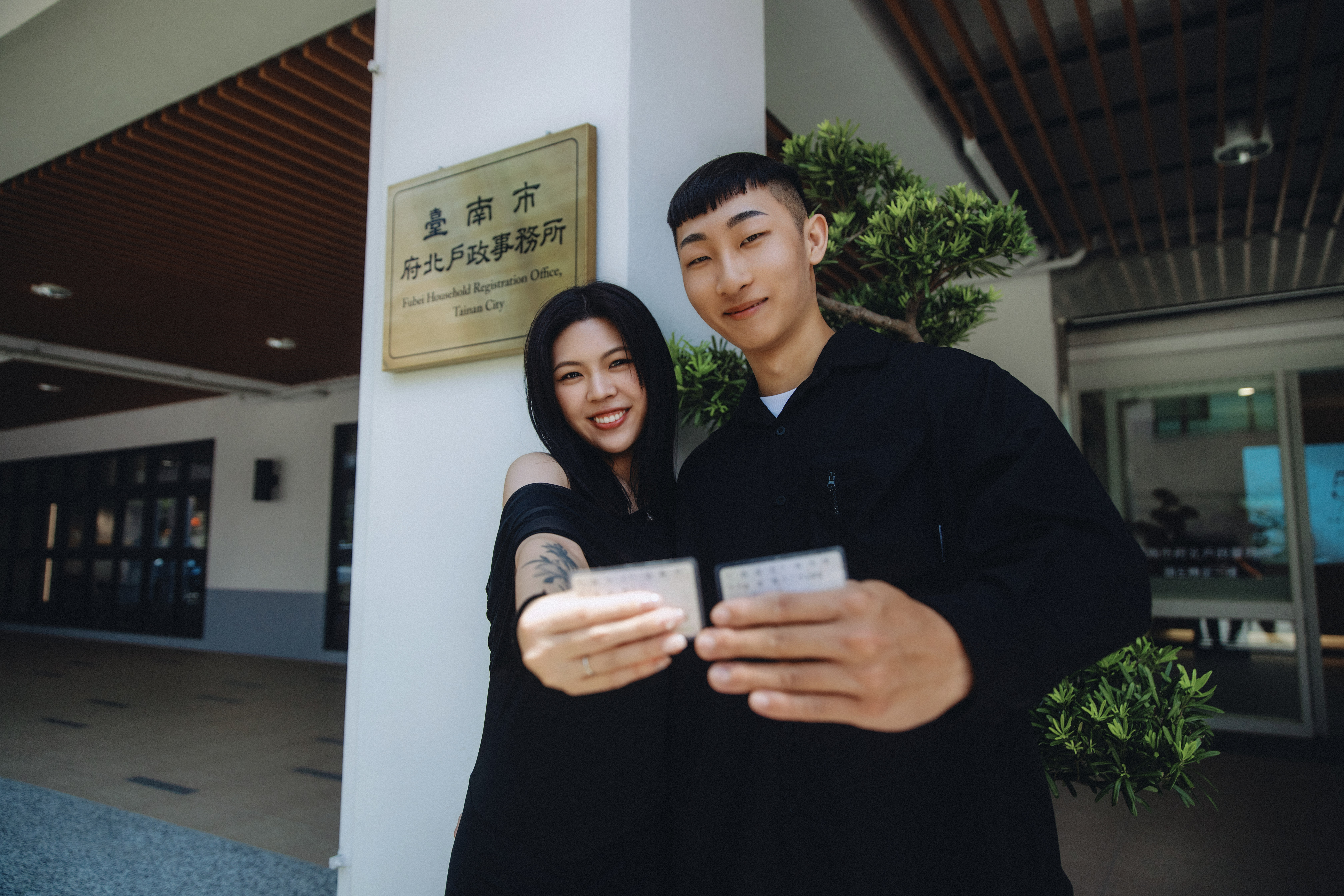▲結婚登記也能拍大片!台南北區區政大樓成新人打卡新地標。（圖／新人張小姐提供）