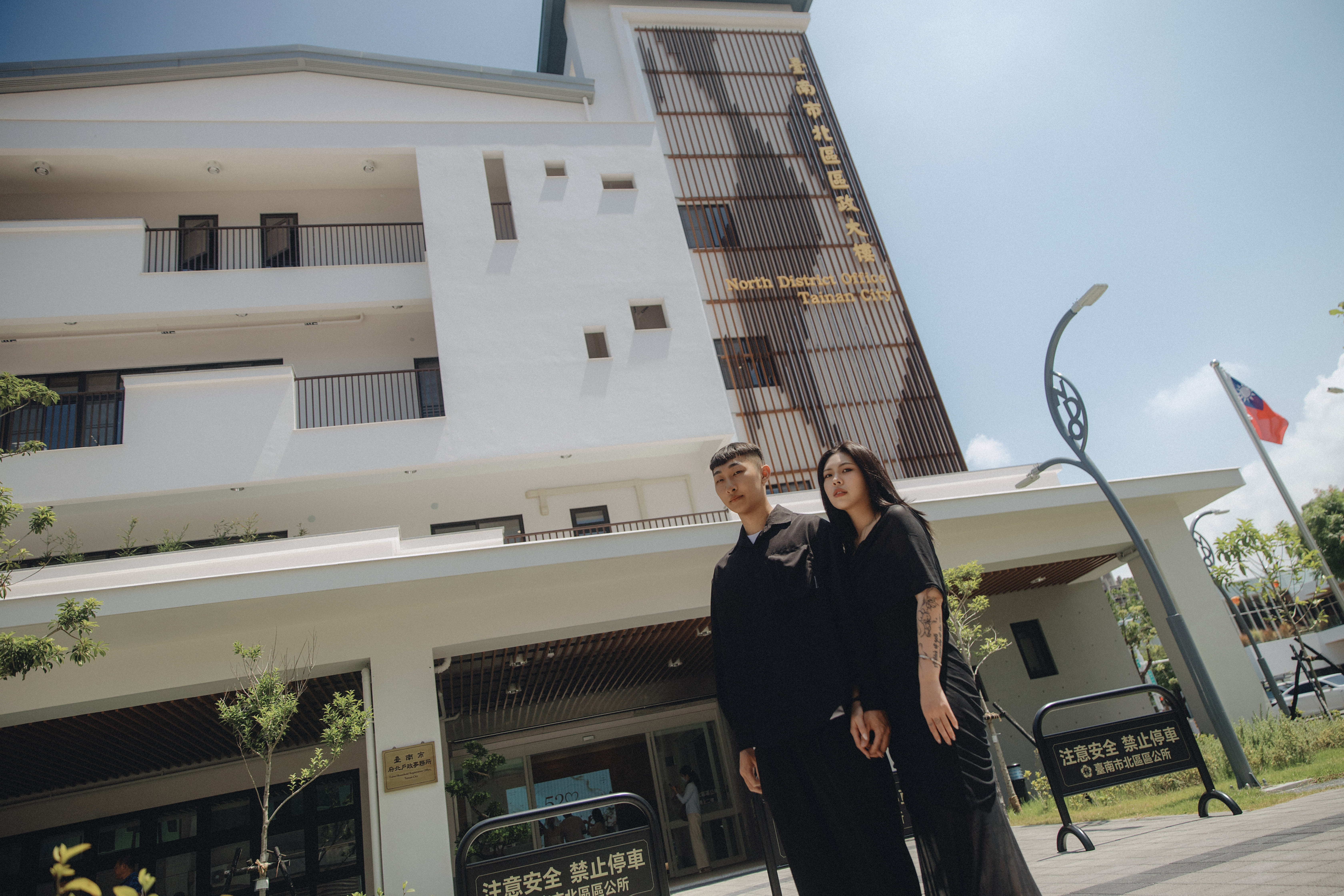 ▲結婚登記也能拍大片!台南北區區政大樓成新人打卡新地標。（圖／新人張小姐提供）