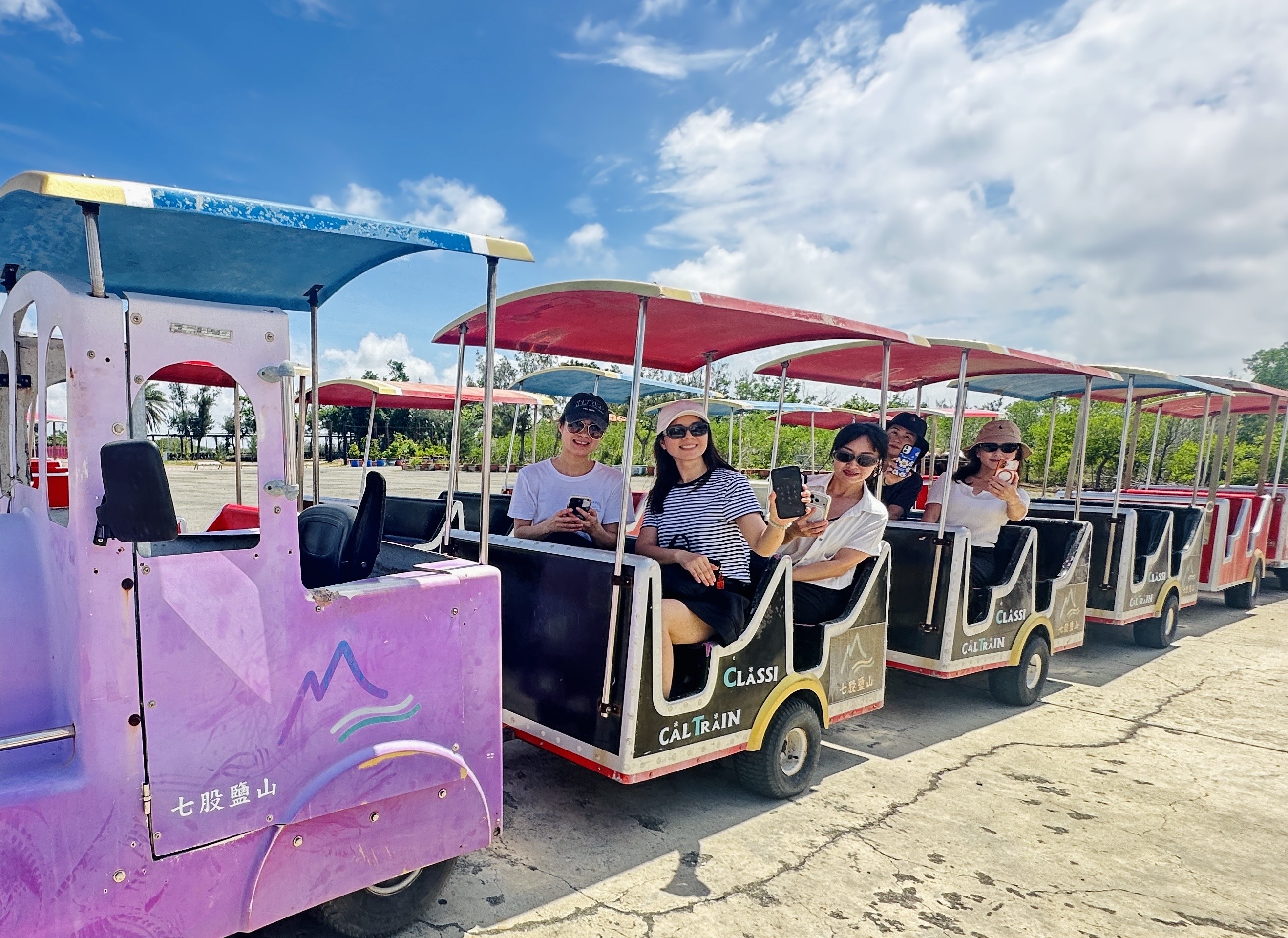 ▲搭上七股鹽山遊園小火車，不只吹海風賞景，出示皮克敏遊戲畫面還可現折10元，是玩家加速種花的小妙招。（圖／臺鹽公司提供）