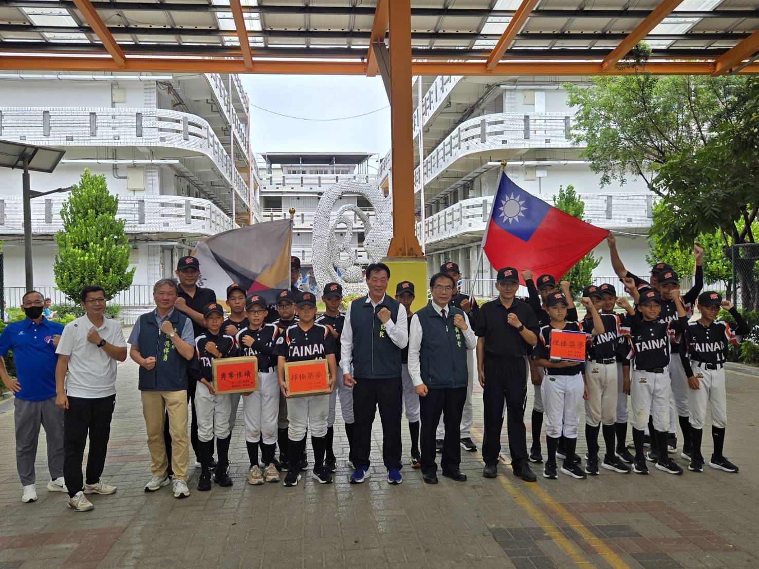 ▲臺南市少棒隊代表國家參加「2026年美國小馬聯盟野馬級(11-12歲組)亞太區少棒錦標賽」授旗典禮。(圖/台南市體育局提供)