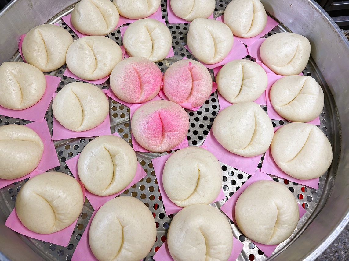 ▲壽桃自早就是熱門商品，在特定神明誕辰時還可受理預訂素食壽桃。（圖／記者 張耘書 提供）