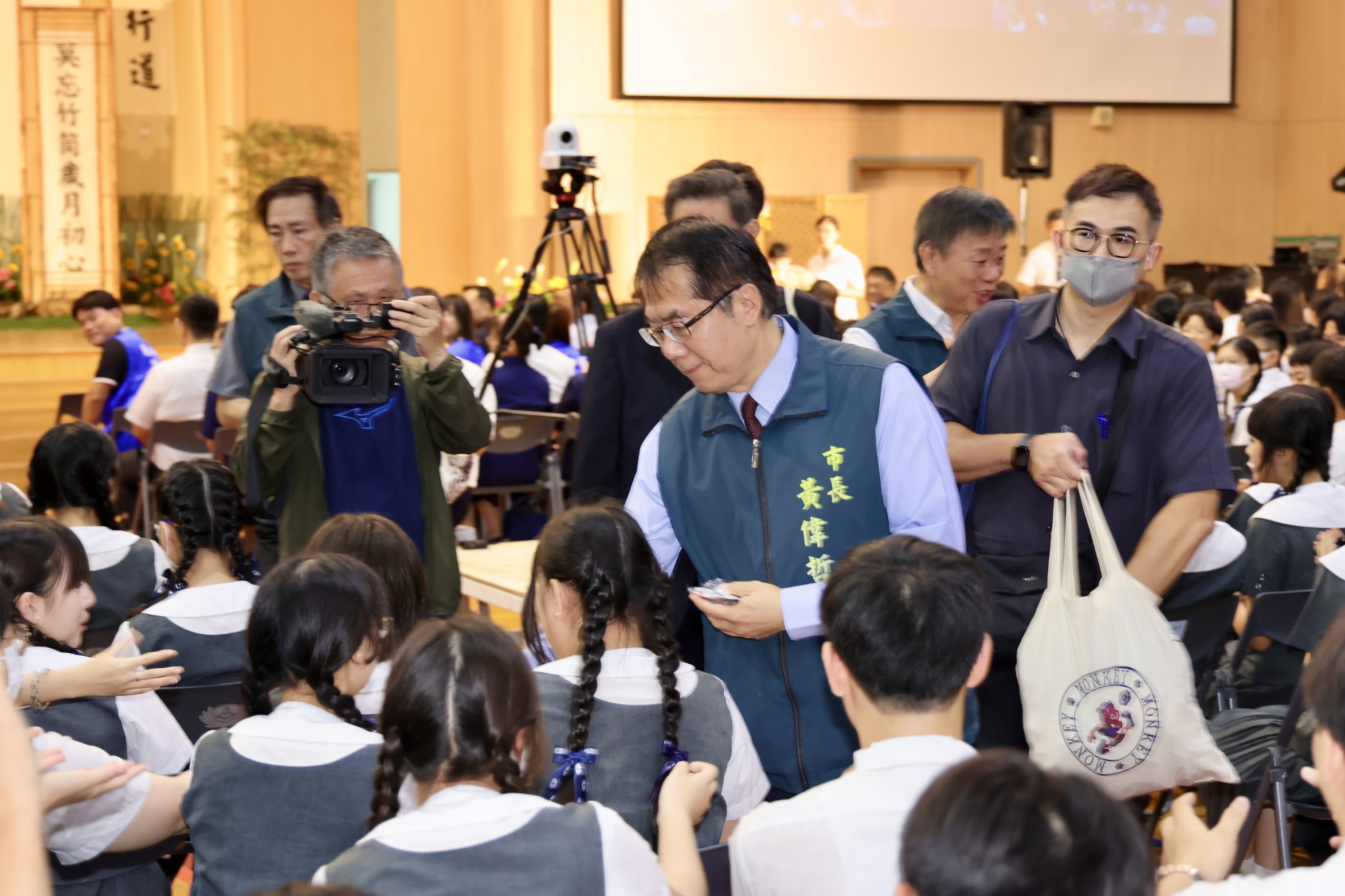 ▲黃偉哲出席慈濟高中畢典，祝福512位畢業生勇敢追夢。（圖／記者 楊子安 攝）