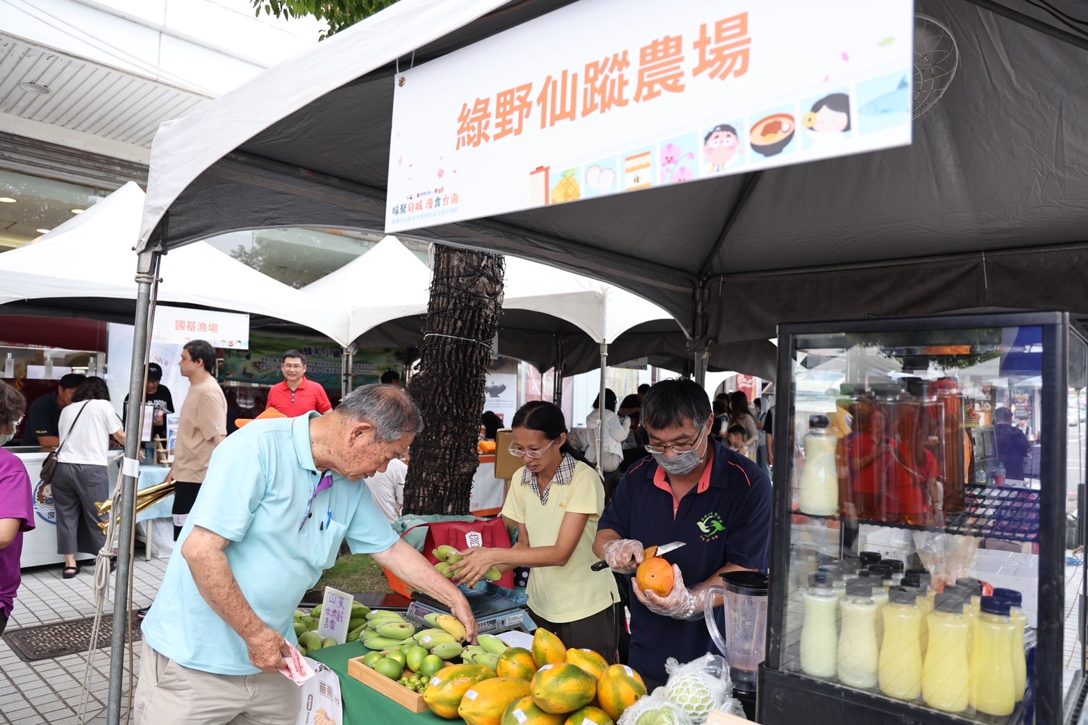 ▲味聚府城漫食台南嘉義登場，黃偉哲力推台南農特產、鳳梨公益送暖。（圖／台南市政府提供）