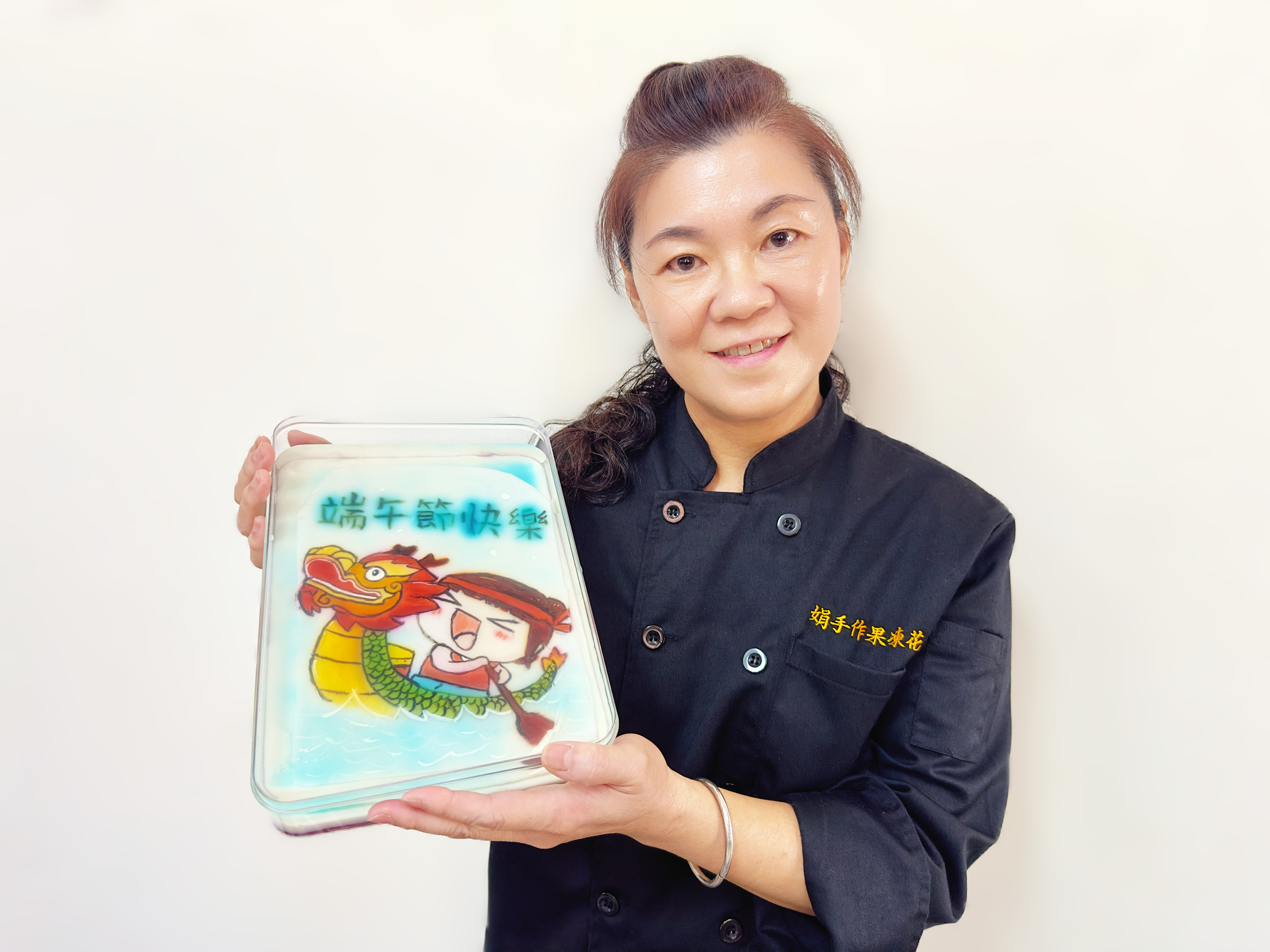 ▲因應端午節到來，鄭靜娟特別將果凍藝術結合划龍舟意象，繪製出獨具特色的3D果凍畫作品。（圖／記者 楊子安 攝）