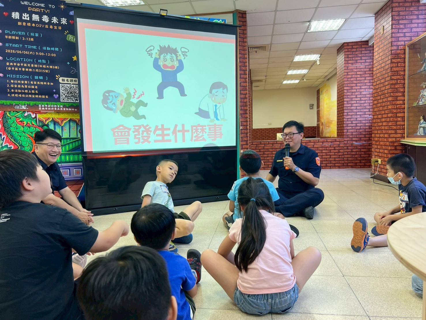 ▲防制毒駕向下扎根,台南警推積木DIY與繪本反毒宣導。(圖/記者 楊子安 翻攝)