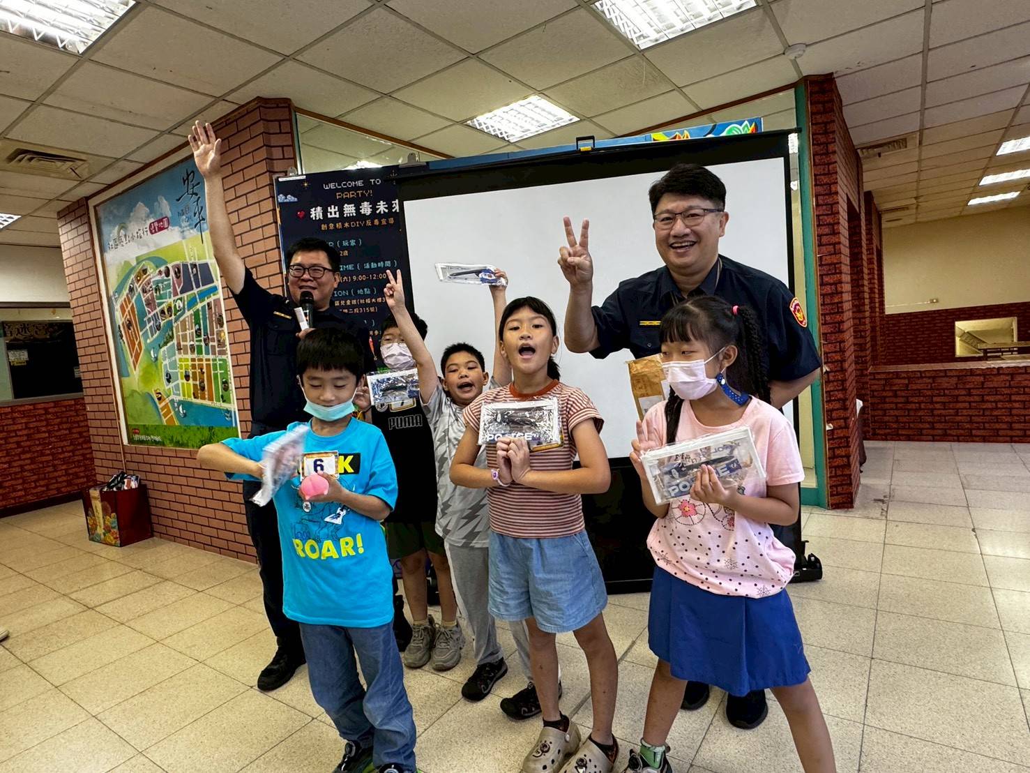 ▲防制毒駕向下扎根,台南警推積木DIY與繪本反毒宣導。(圖/記者 楊子安 翻攝)