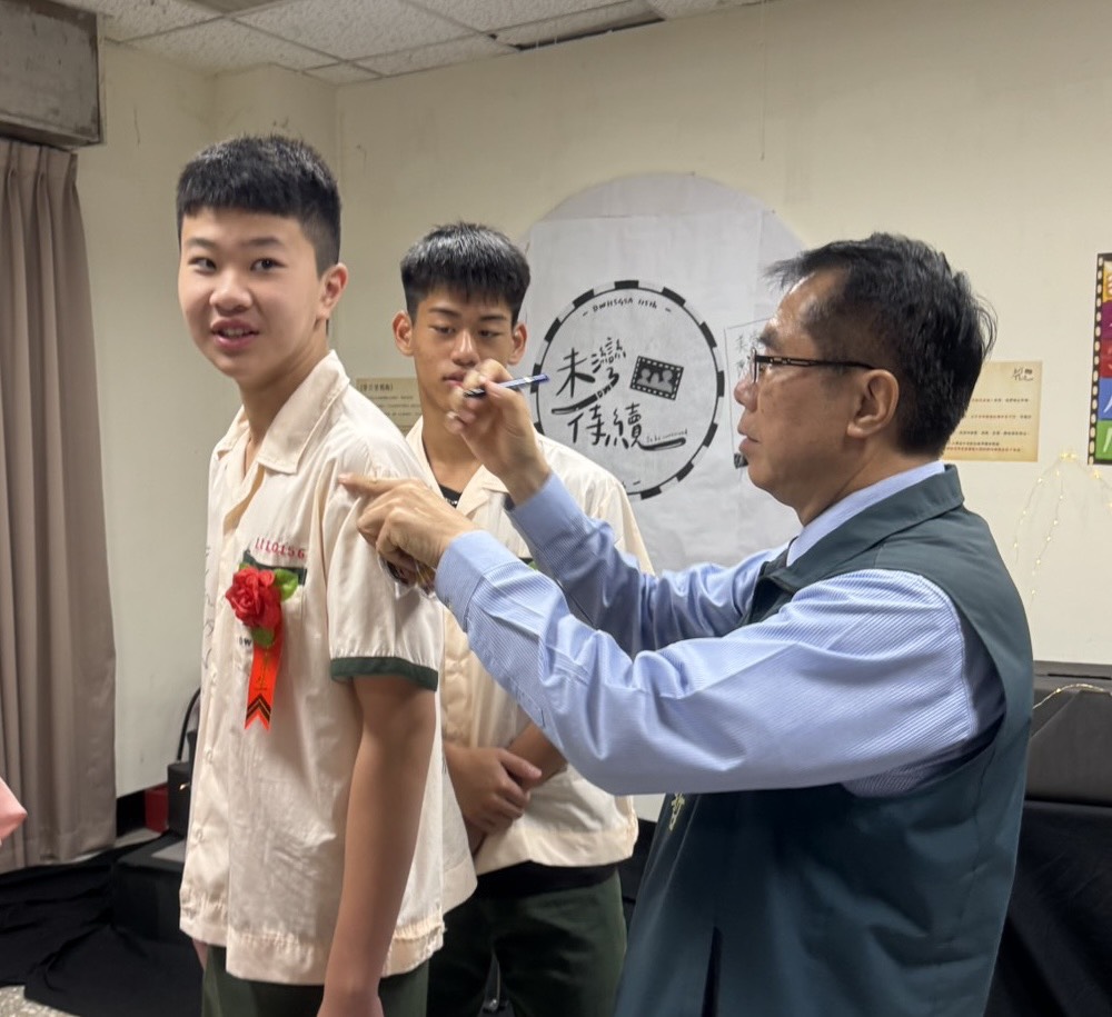 ▲市長黃偉哲在畢業生校服上留下親筆簽名。(圖/台南市政府提供)