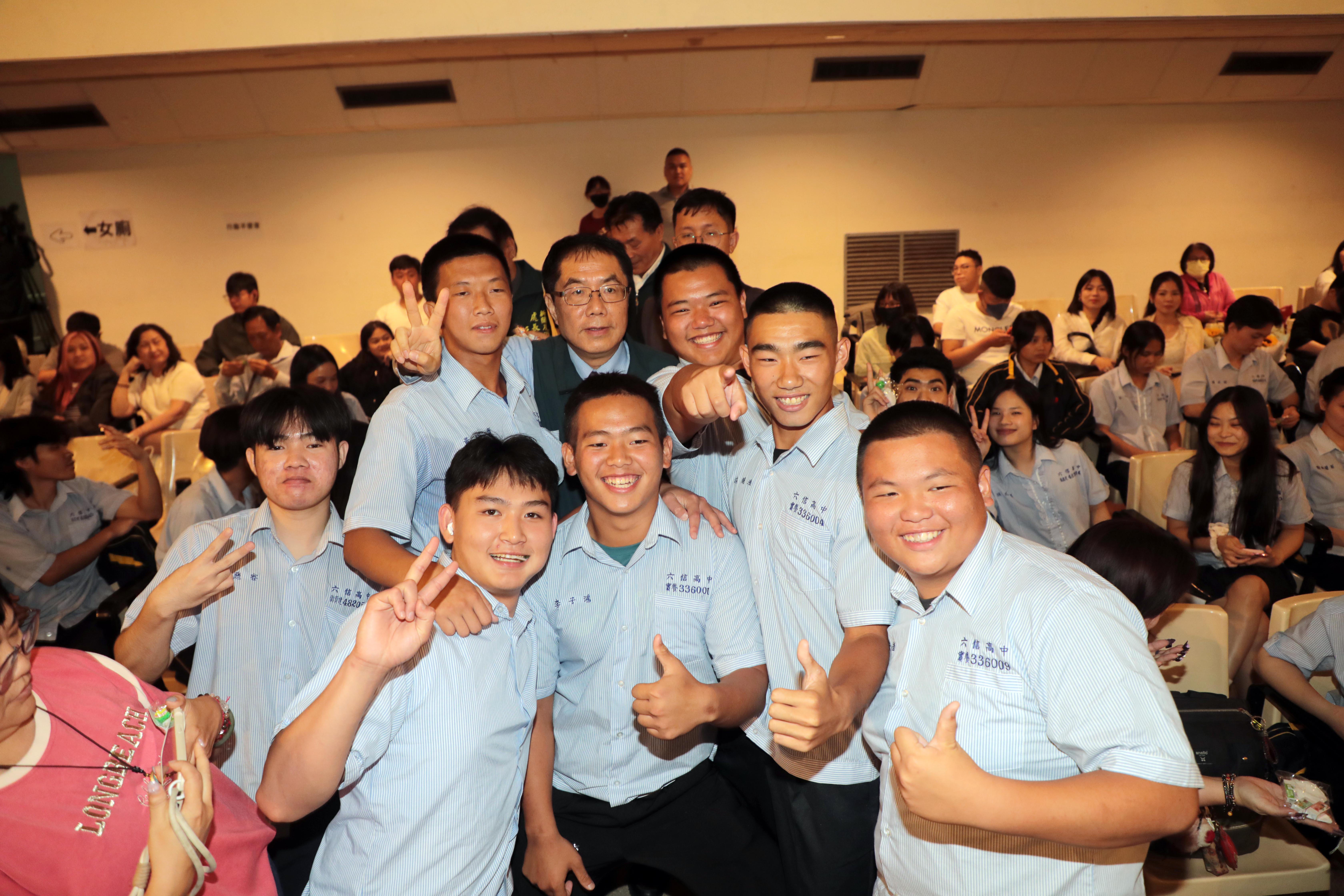 ▲台南市長黃偉哲今(8)出席六信高中畢業典禮,與學生合影。(圖/台南市政府提供)