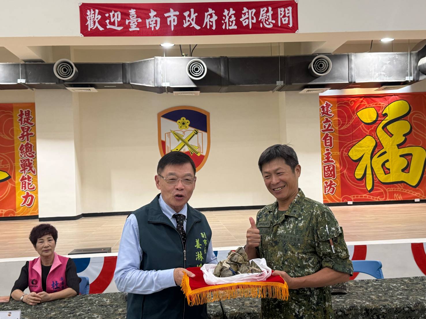 ▲副市長姜淋煌今(8)日代表市長黃偉哲率領臺南市政府勞軍團隊前往陸軍砲兵訓練指揮部慰勞國軍官兵。(圖/台南市政府提供)