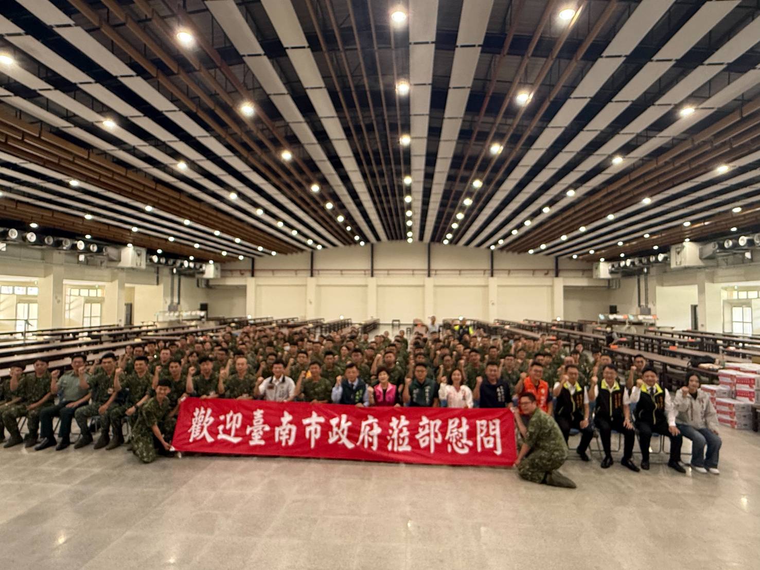 ▲副市長姜淋煌今(8)日代表市長黃偉哲率領臺南市政府勞軍團隊前往陸軍砲兵訓練指揮部慰勞國軍官兵。(圖/台南市政府提供)