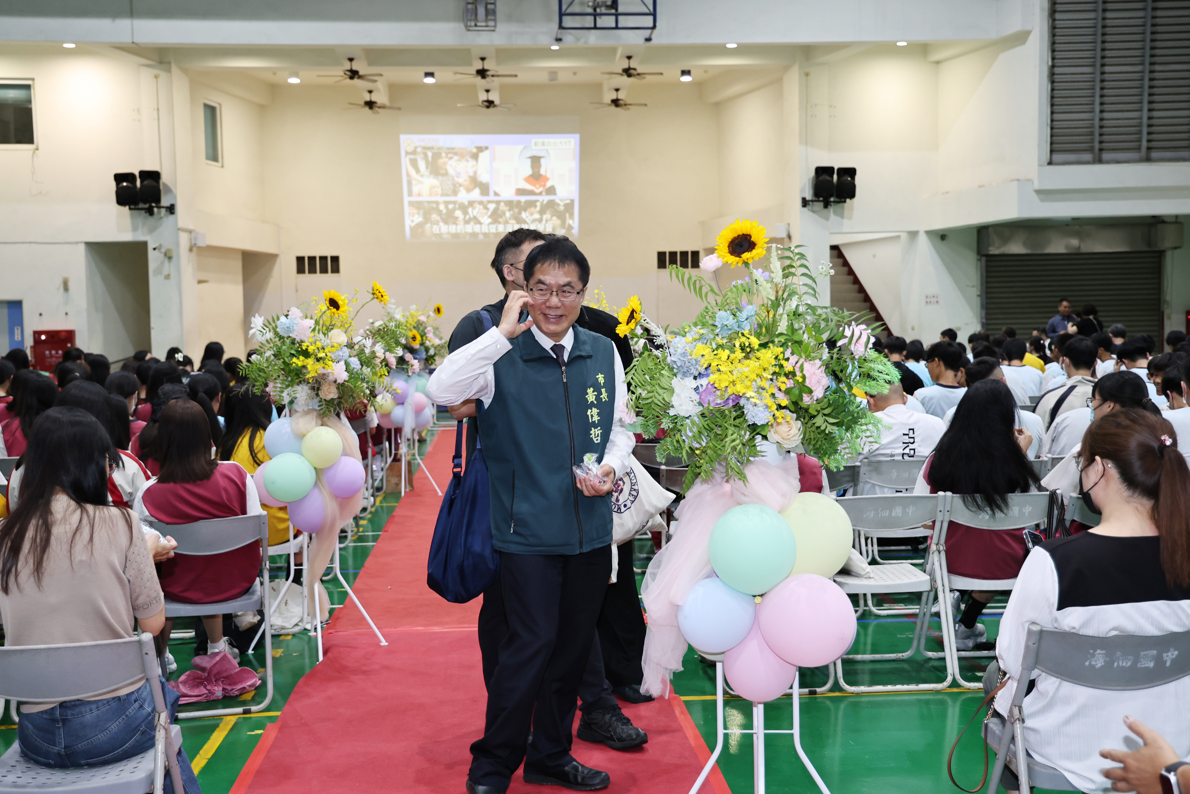 ▲市長黃偉哲向畢業生比心，勉勵學子保持熱情、勇敢逐夢。（圖／台南市政府提供）