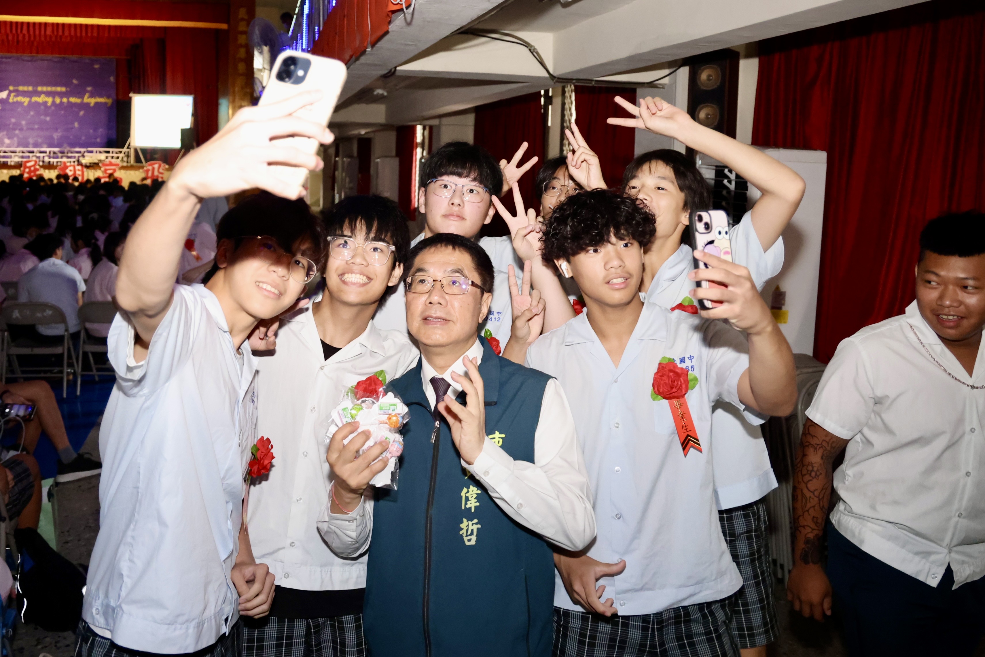 ▲市長黃偉哲與畢業生開心自拍留念。（圖／台南市政府提供）
