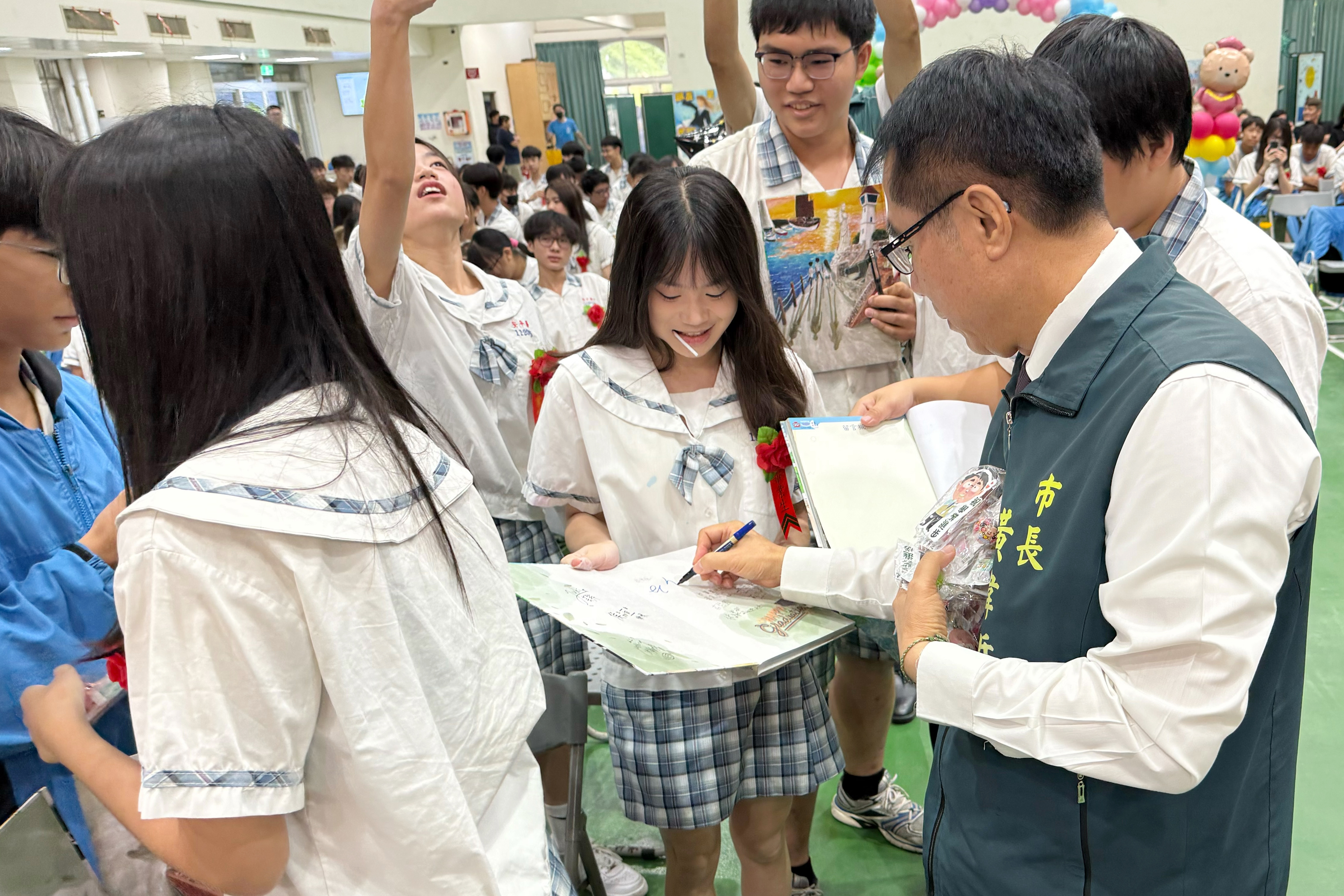 ▲市長黃偉哲為安平國中畢業生題字簽名。（圖／台南市政府提供）