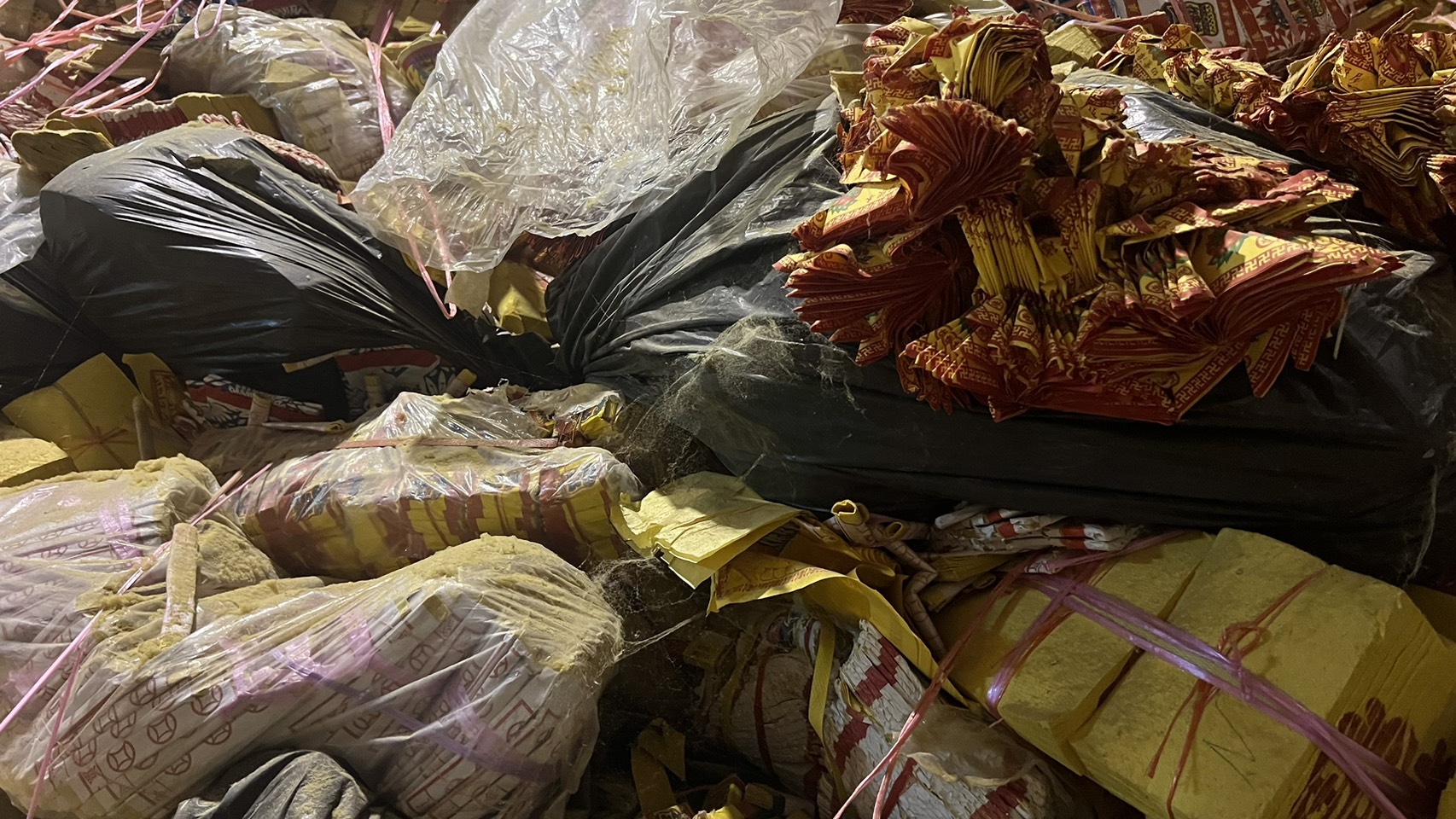 ▲台南紙錢集中燒爆量，因長時間堆壓，連蓮花座都已變形，甚至結上蜘蛛絲。（圖／林燕祝提供）