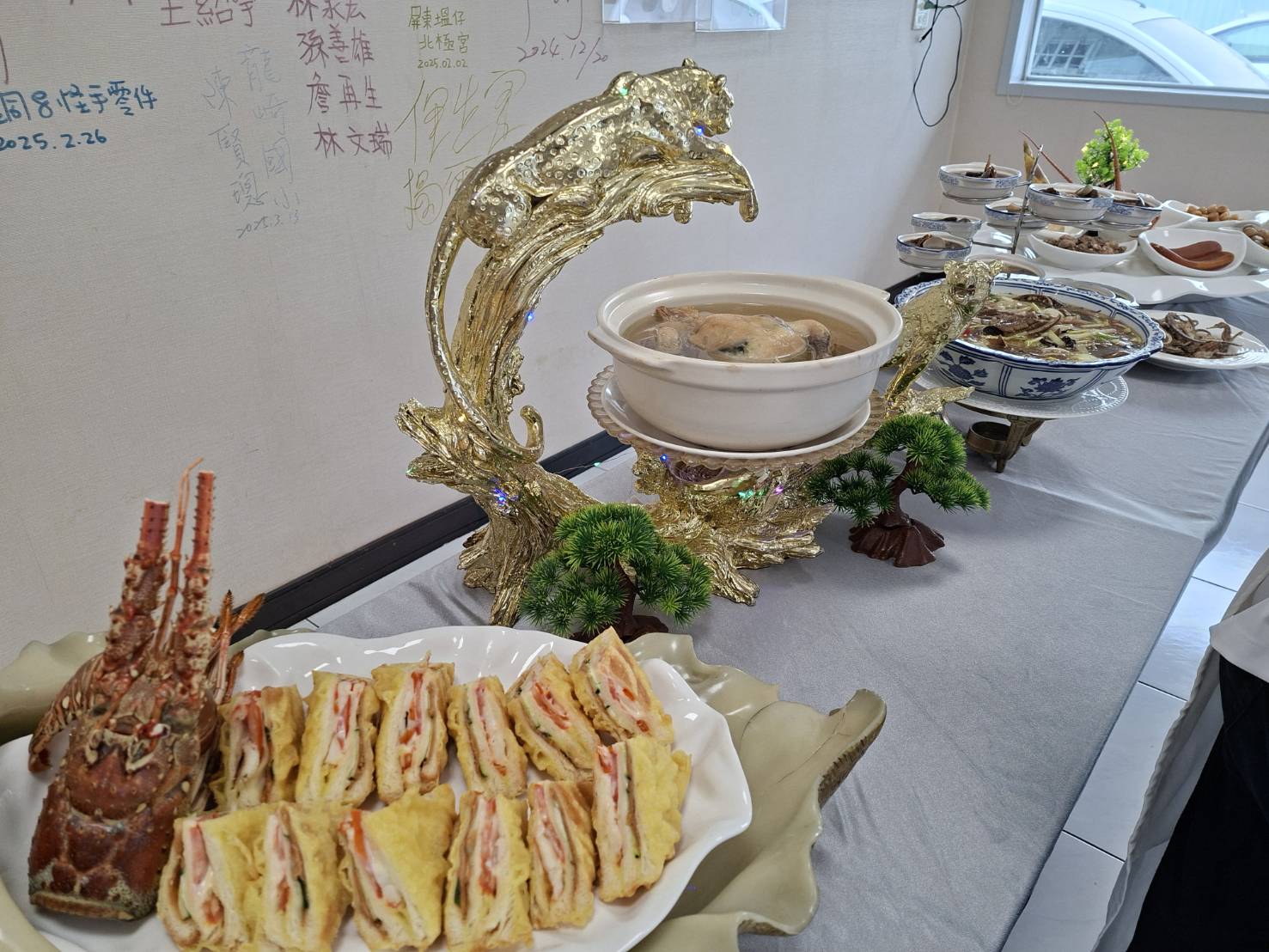 ▲活動當天安排12道特色佳餚,張耘書現場說菜,讓民眾在品嚐美食之餘,也能深入認識臺灣辦桌文化的底蘊與精神。(圖/記者 楊子安 翻攝)