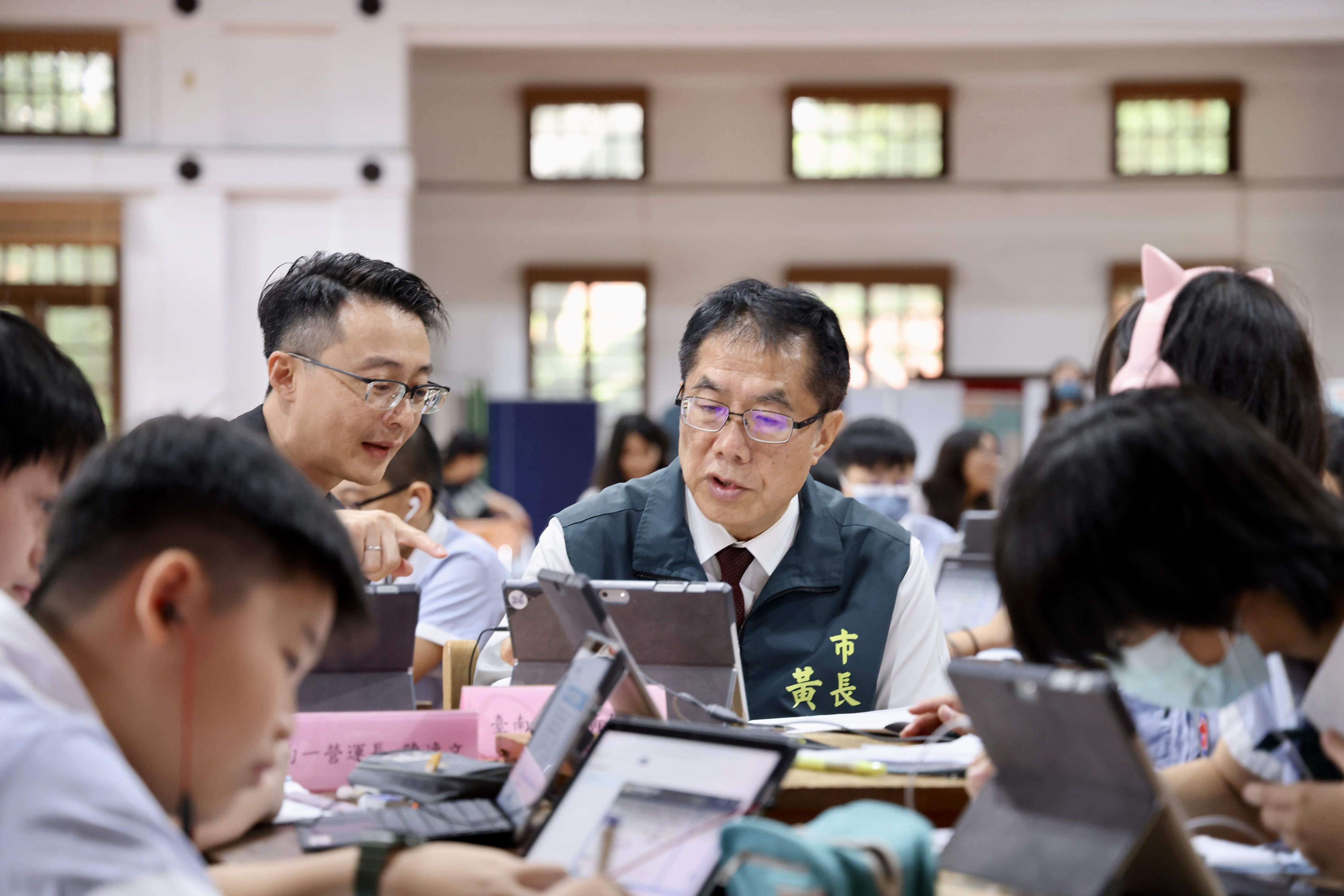 ▲黃偉哲試用AI教科書,了解學生使用的情況。(圖/台南市政府提供)