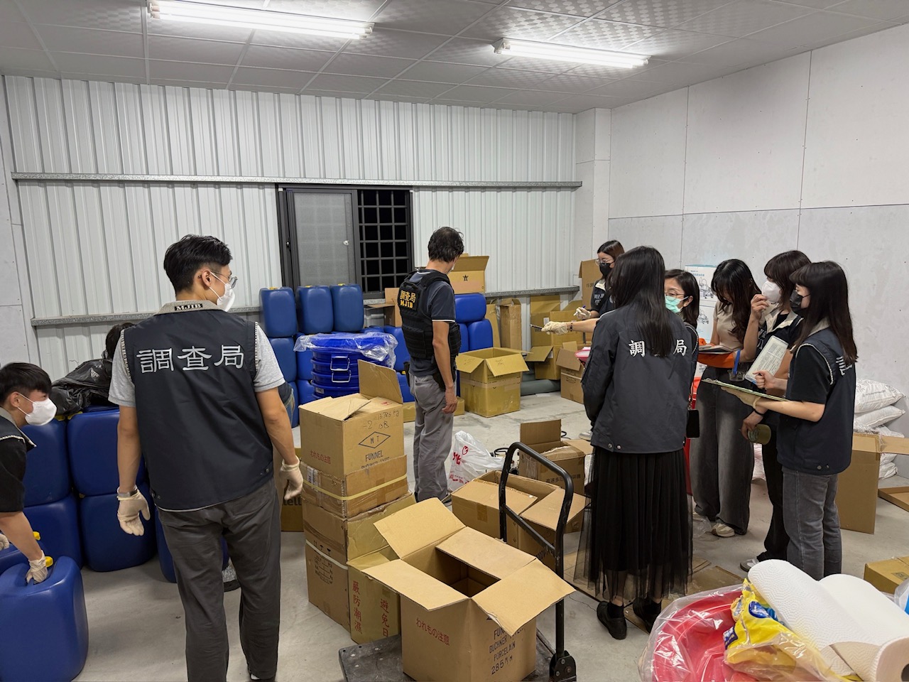 ▲台南破獲大型安毒工廠，查扣逾4噸半成品阻毒流市面。（圖／記者 楊子安 翻攝）
