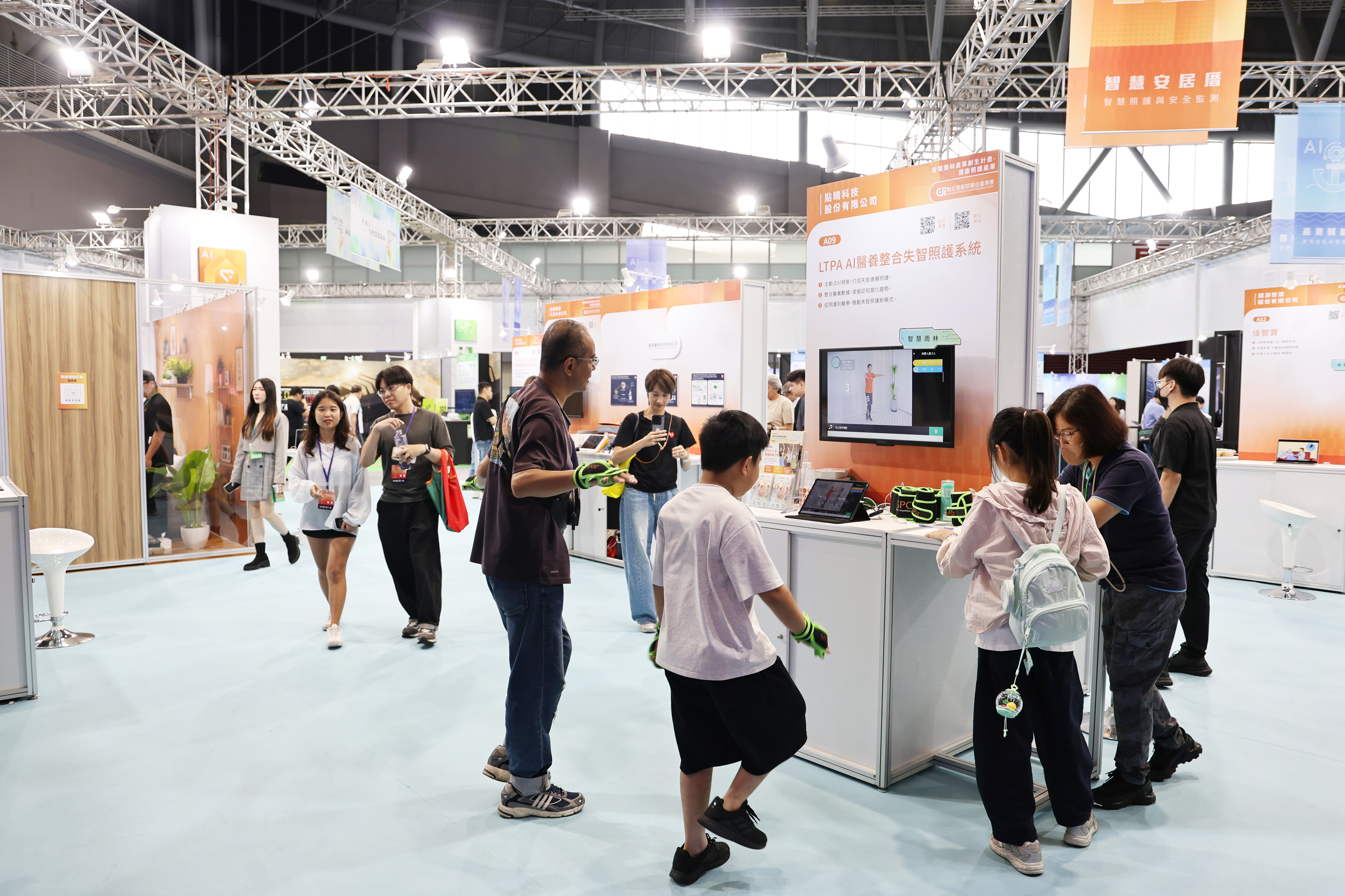 ▲大南方AI智慧健康展登場，卓榮泰、黃偉哲見證智慧醫療成果。（圖／台南市政府提供）