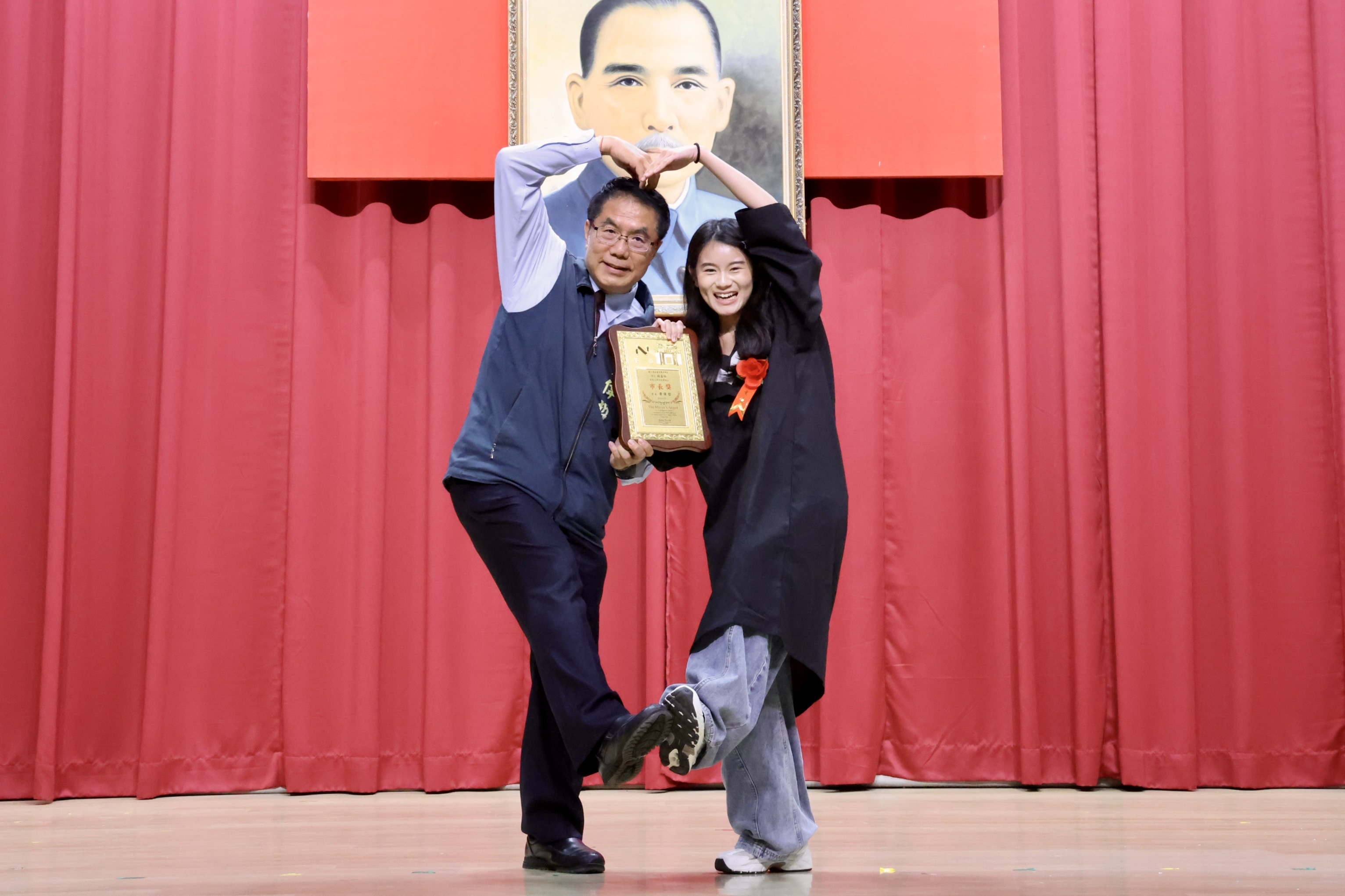 ▲市長黃偉哲今(12)日下午出席台南護專畢業典禮,祝褔勉勵379位畢業生,並與現場師生熱情互動。(圖/台南市政府提供)