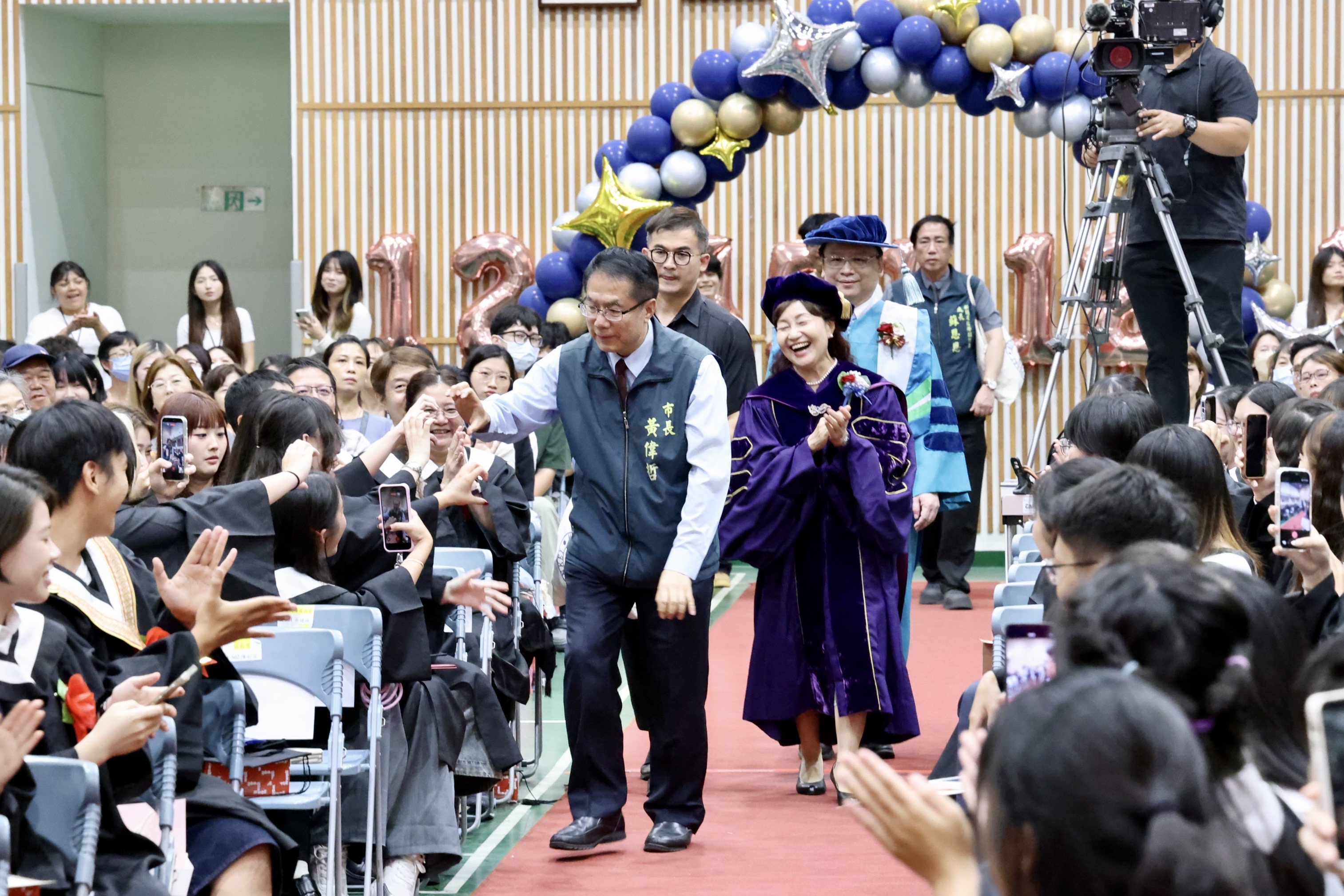 ▲市長黃偉哲今(12)日下午出席台南護專畢業典禮,祝褔勉勵379位畢業生,並與現場師生熱情互動。(圖/台南市政府提供)