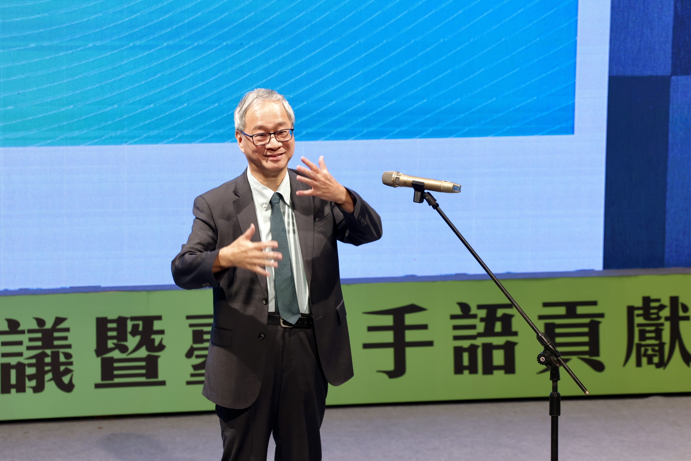 ▲文化部長李遠致詞時特別用手語問候。（圖／文化部提供）