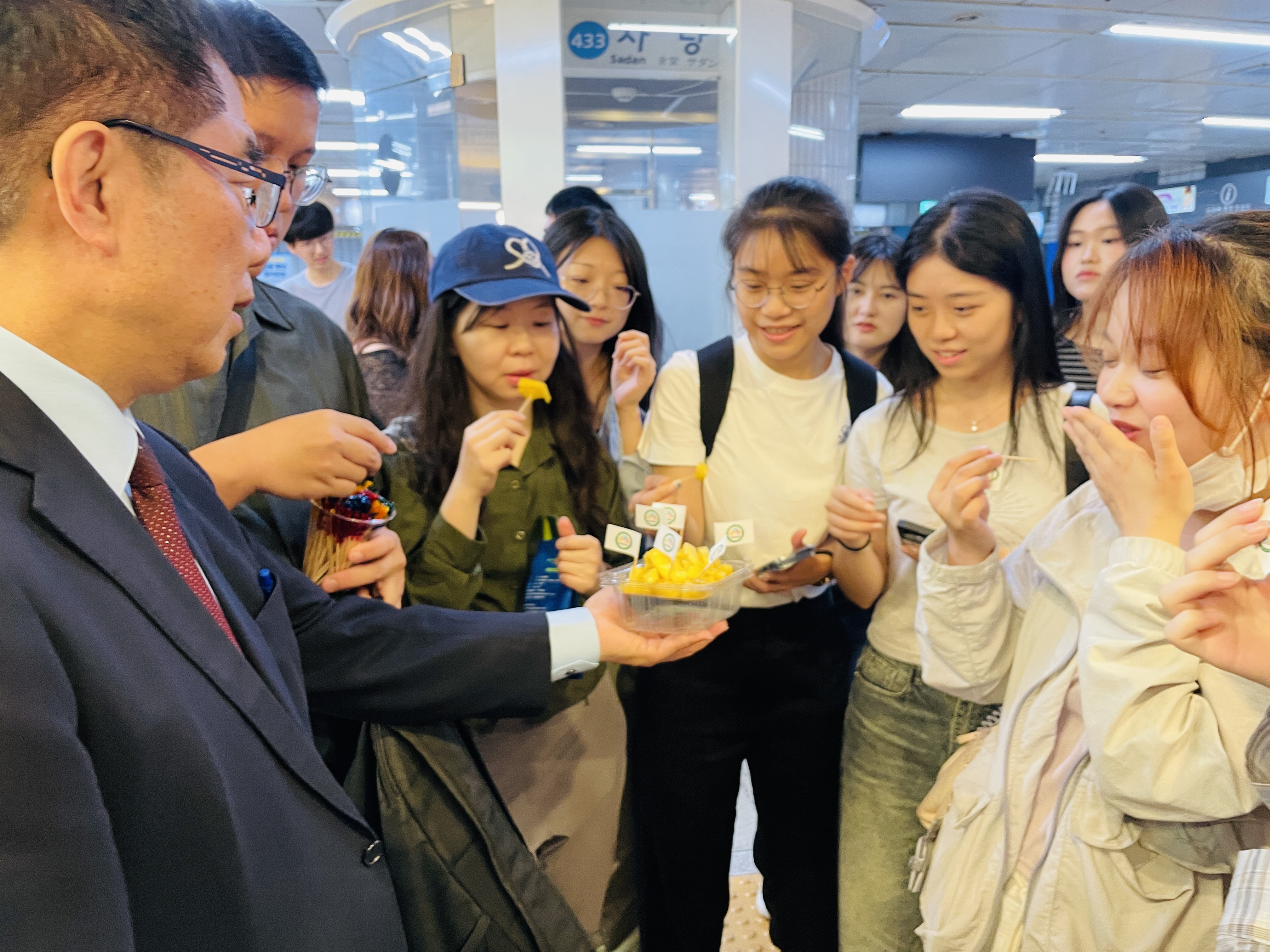 ▲臺南農產魅力席捲首爾商圈,韓國民眾排隊品嚐臺灣好味道。(圖/台南市政府提供)