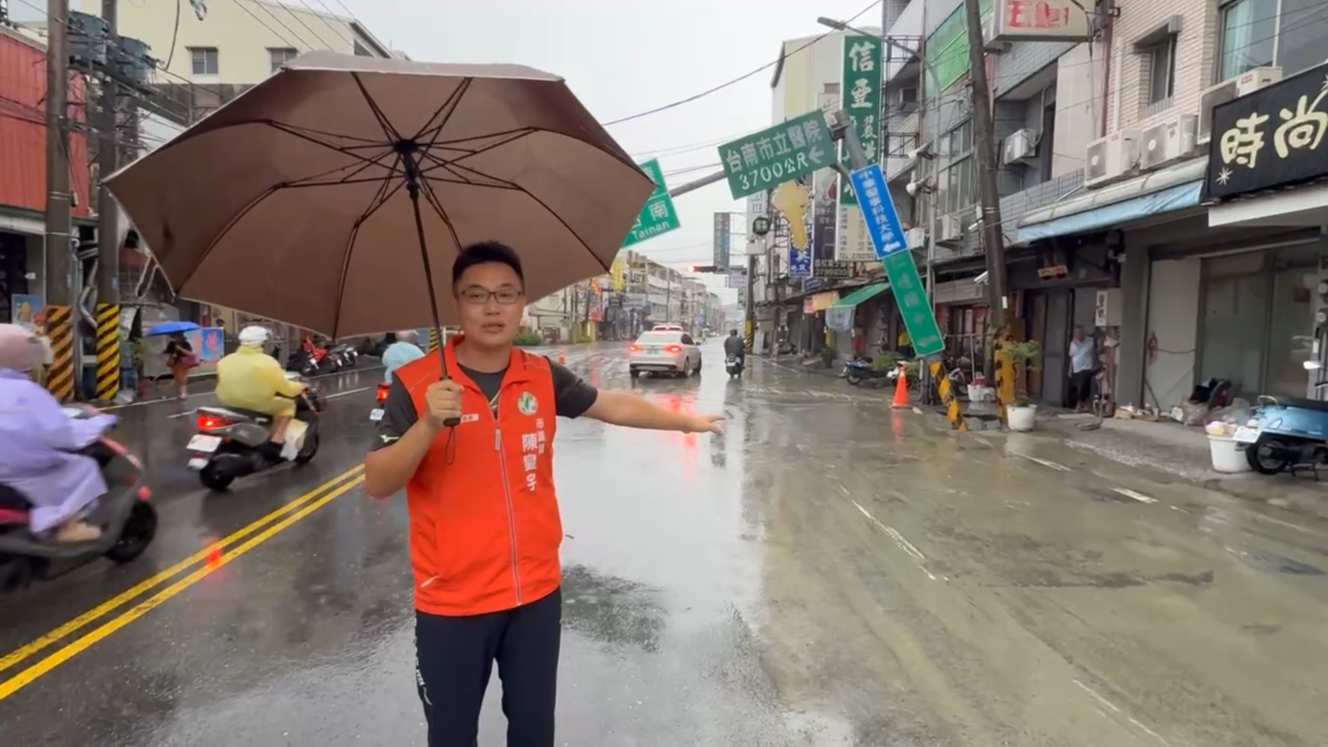 ▲仁德中正路清晨塌陷,陳皇宇協調相關單位緊急搶修。(圖/議員陳皇宇提供)