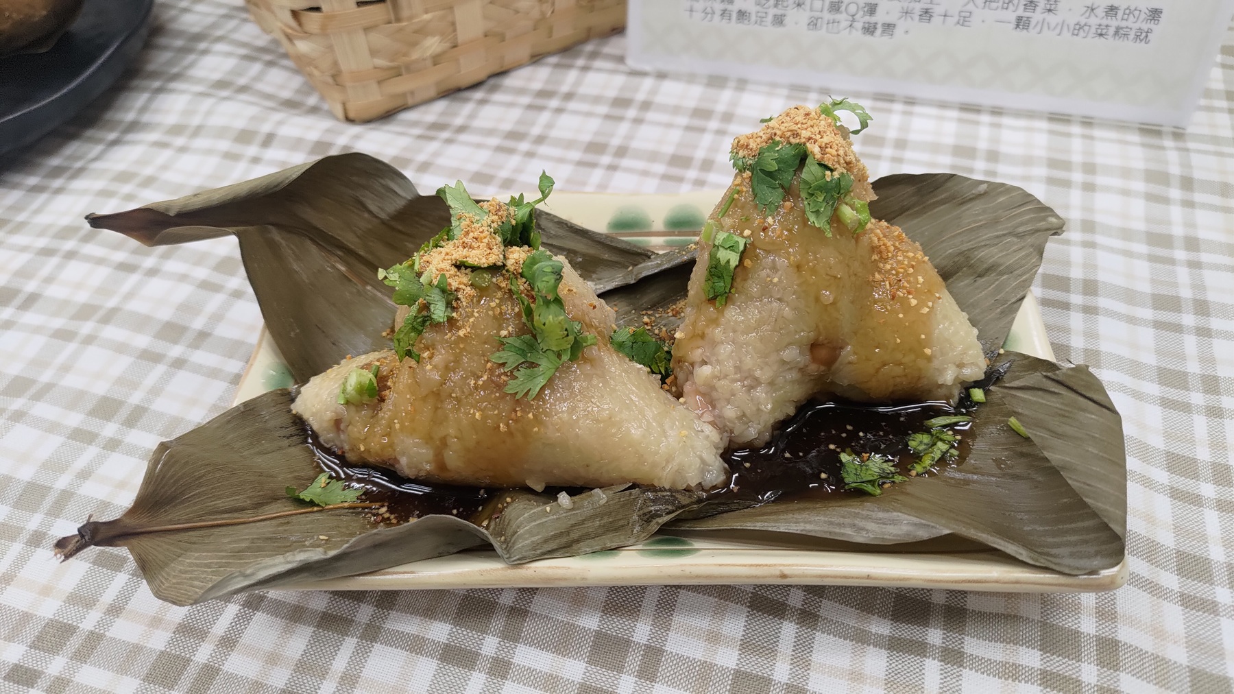 ▲西港市場的「蓮華素食」菜粽,嚴選北港土豆並淋上中藥材、甘草粉熬煮的醬料,搭配花生粉,曾於2020年西港區公所票選為第一名的「西港美食」。(圖/台南市經發局提供)