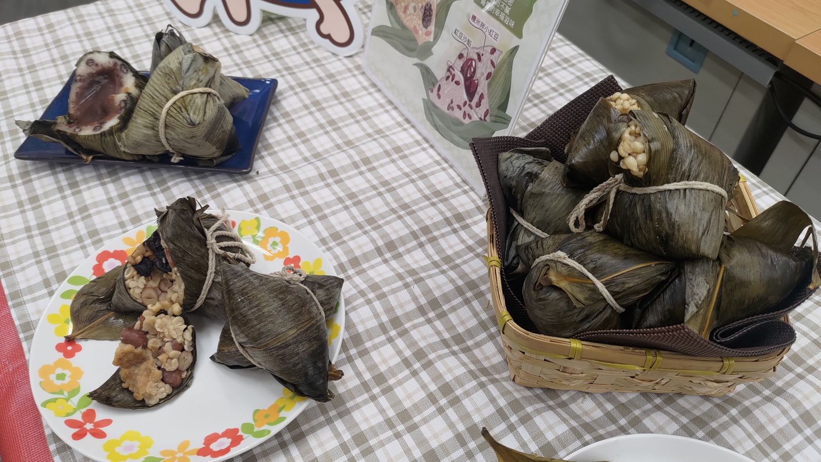 ▲安平市場「方媽媽素食」推出端午節限定口味的「薏仁粽」與「紅豆粽」,讓人感受食材的自然風味。(圖/台南市經發局提供)